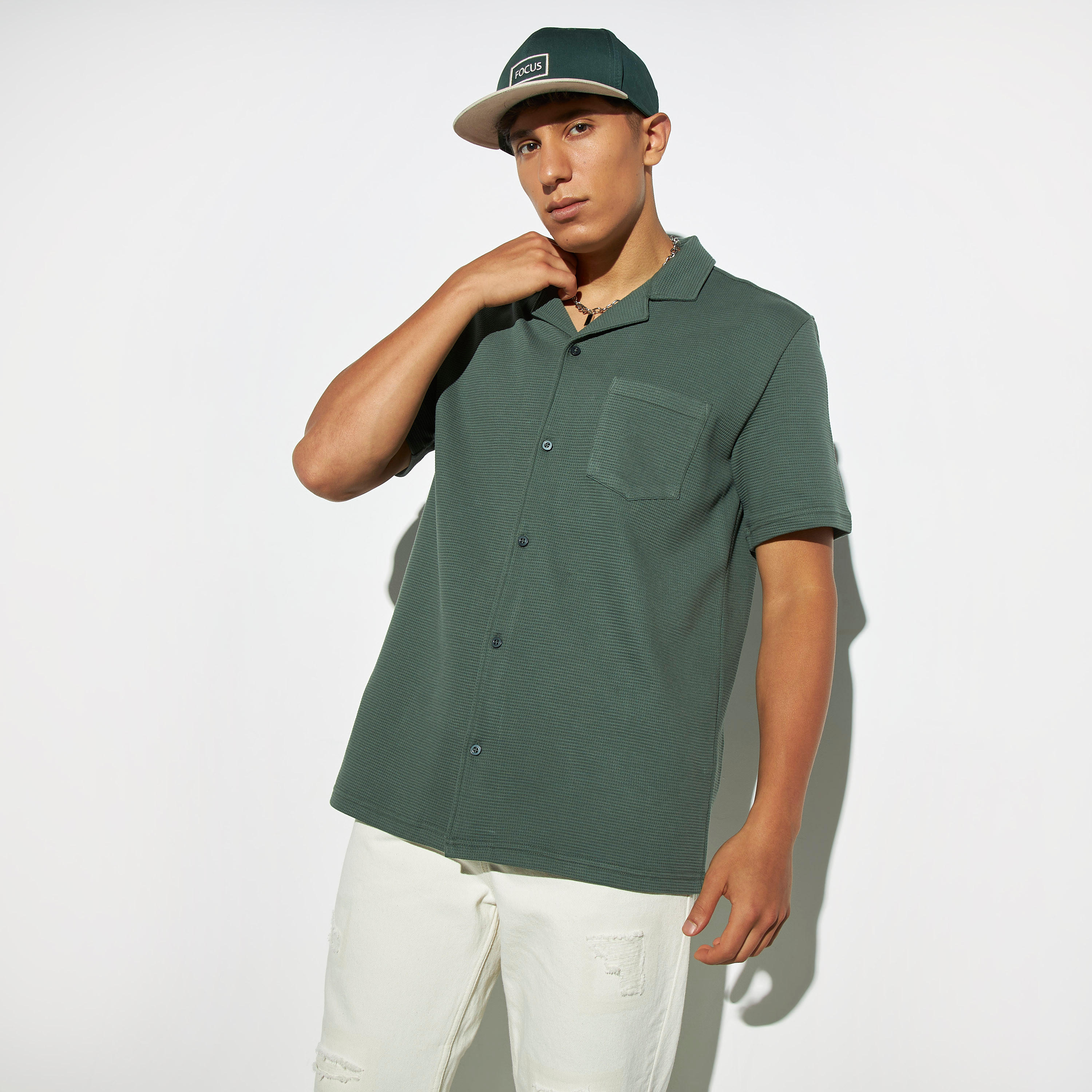 قميص بارز الملمس بياقة كامب وجيب-men-clothing-shirts-image-1