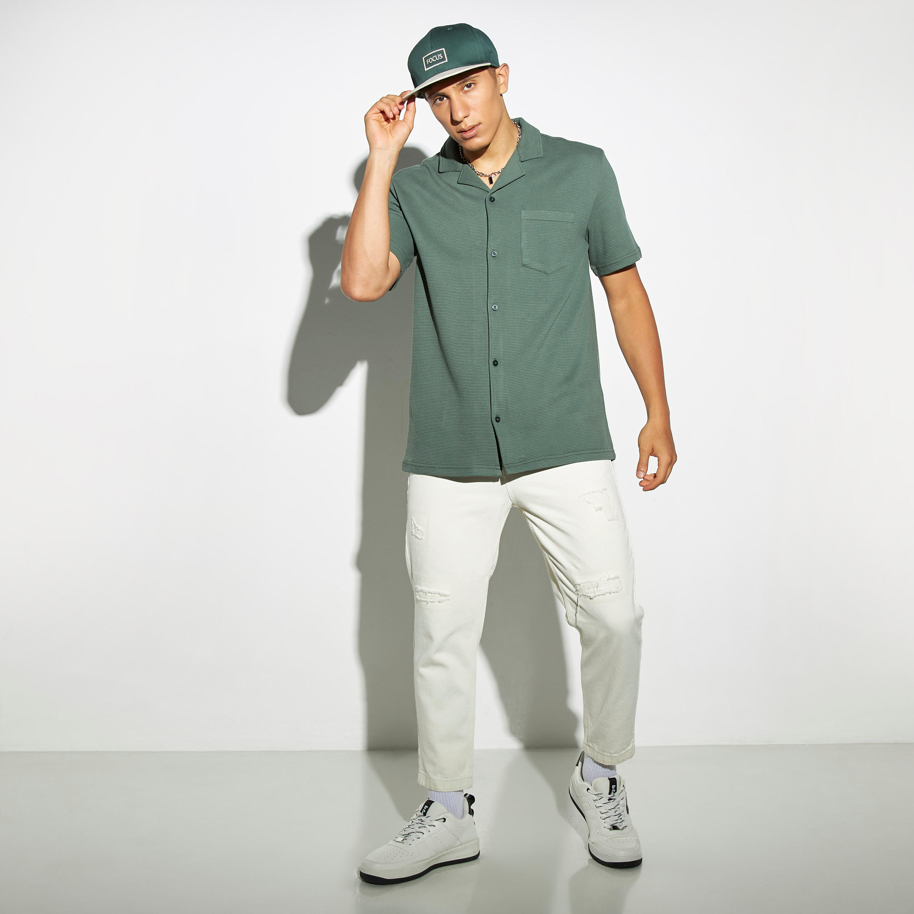 قميص بارز الملمس بياقة كامب وجيب-men-clothing-shirts-image-2