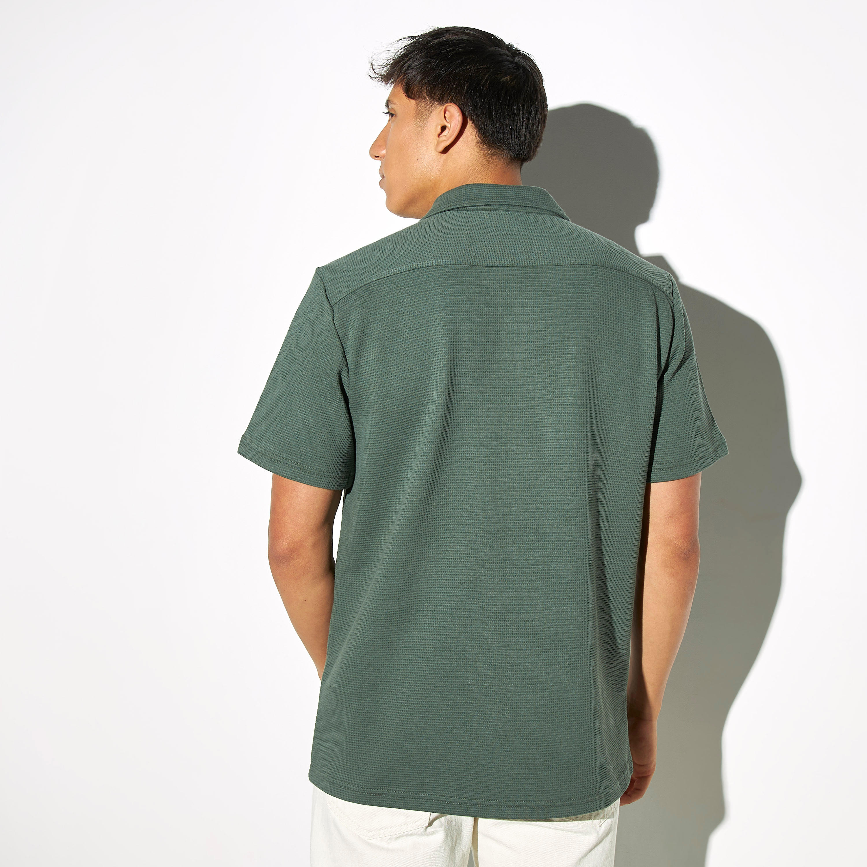 قميص بارز الملمس بياقة كامب وجيب-men-clothing-shirts-image-3