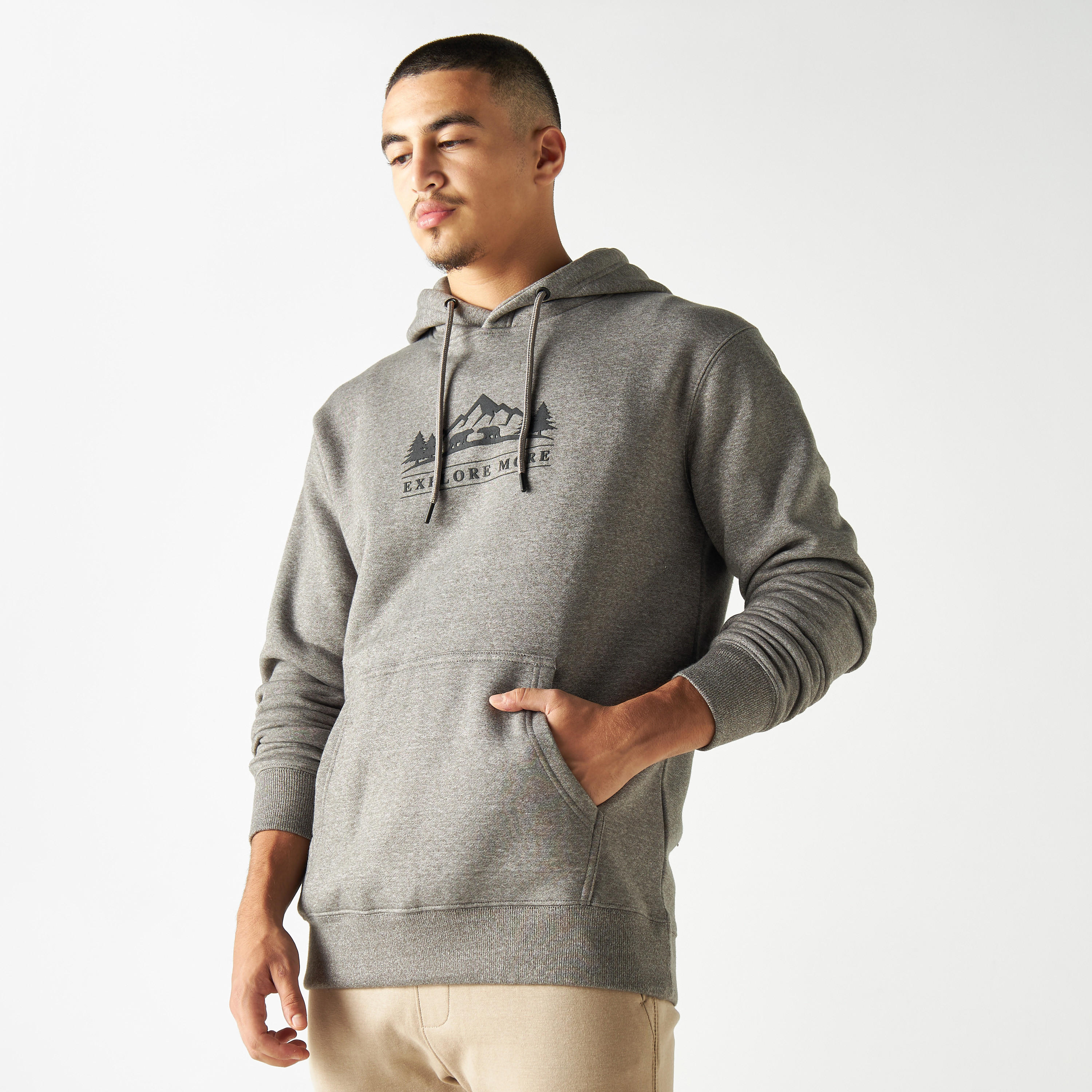 هودي بأكمام طويلة وجيب كنغر وطبعات-men-winterwear-hoodiesandsweatshirts-image-1