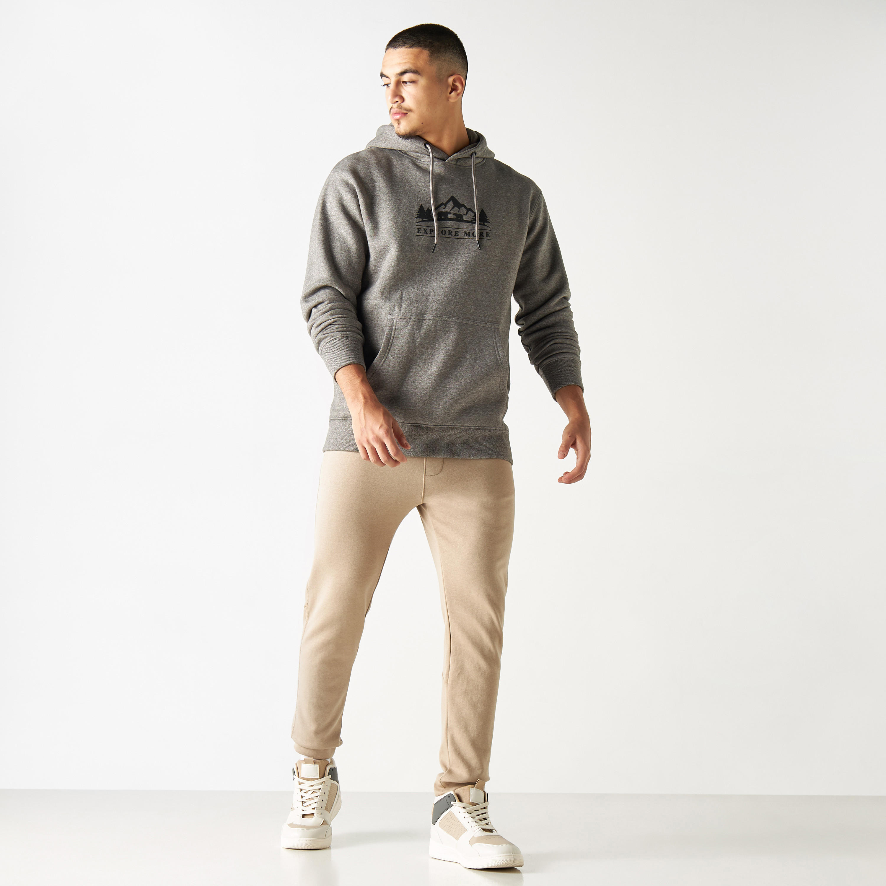 هودي بأكمام طويلة وجيب كنغر وطبعات-men-winterwear-hoodiesandsweatshirts-image-2