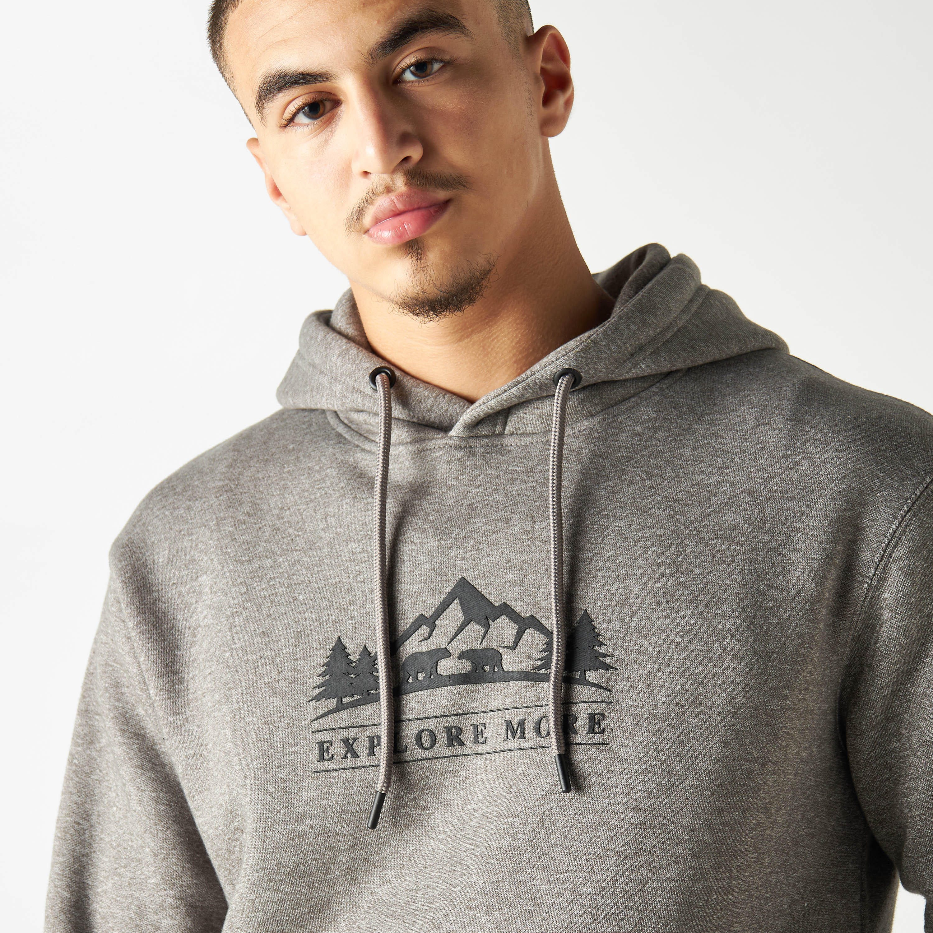 هودي بأكمام طويلة وجيب كنغر وطبعات-men-winterwear-hoodiesandsweatshirts-image-4
