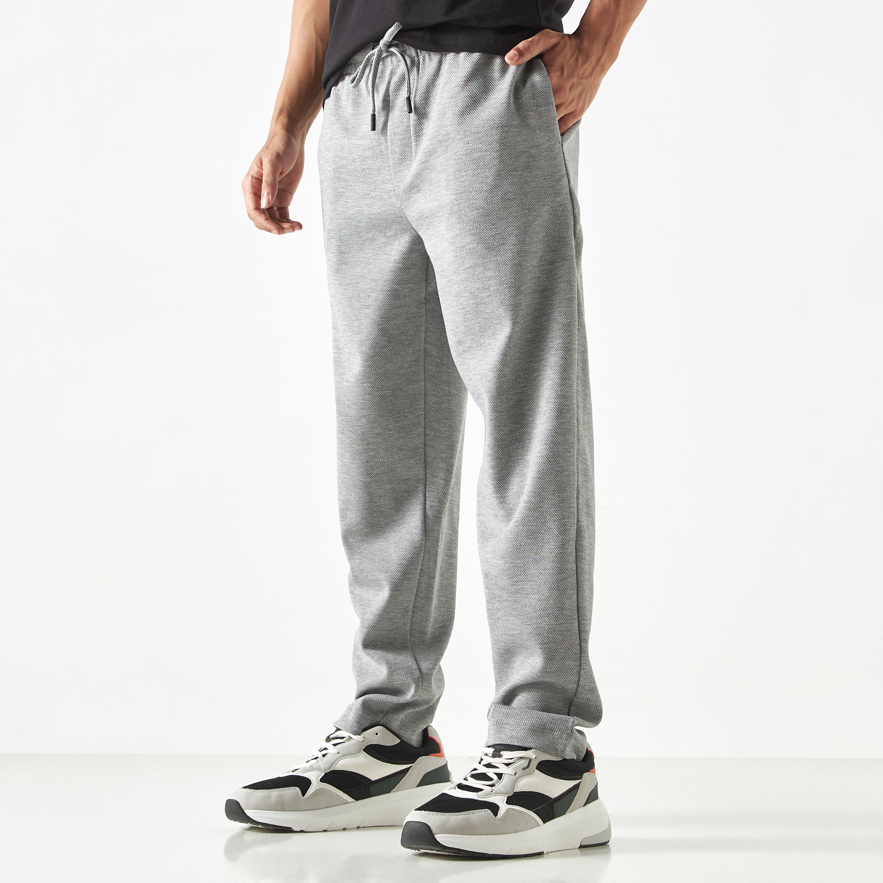 بنطلون رياضي سادة بقصّة مريحة ورباط إغلاق وجيوب-men-clothing-bottoms-joggers-image-4