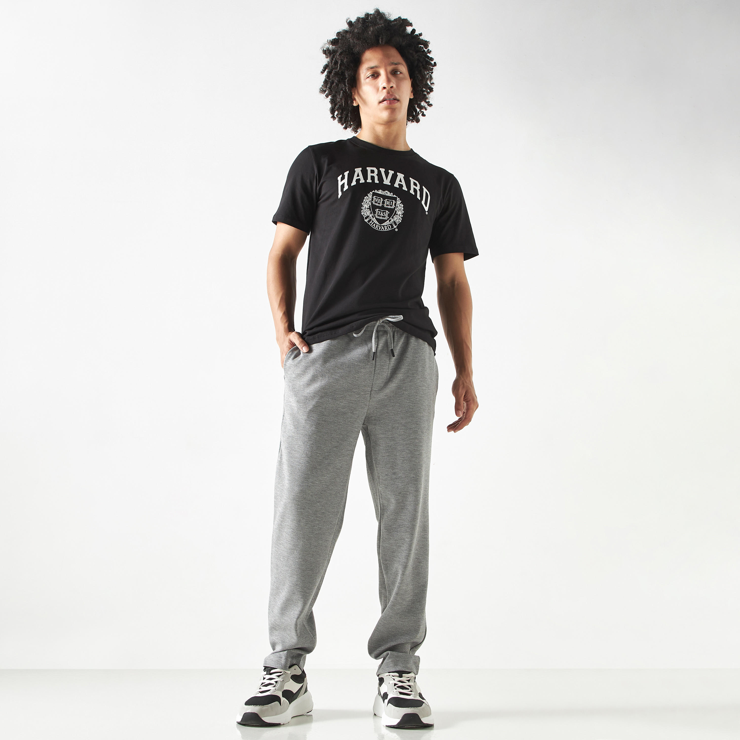 بنطلون رياضي سادة بقصّة مريحة ورباط إغلاق وجيوب-men-clothing-bottoms-joggers-image-3