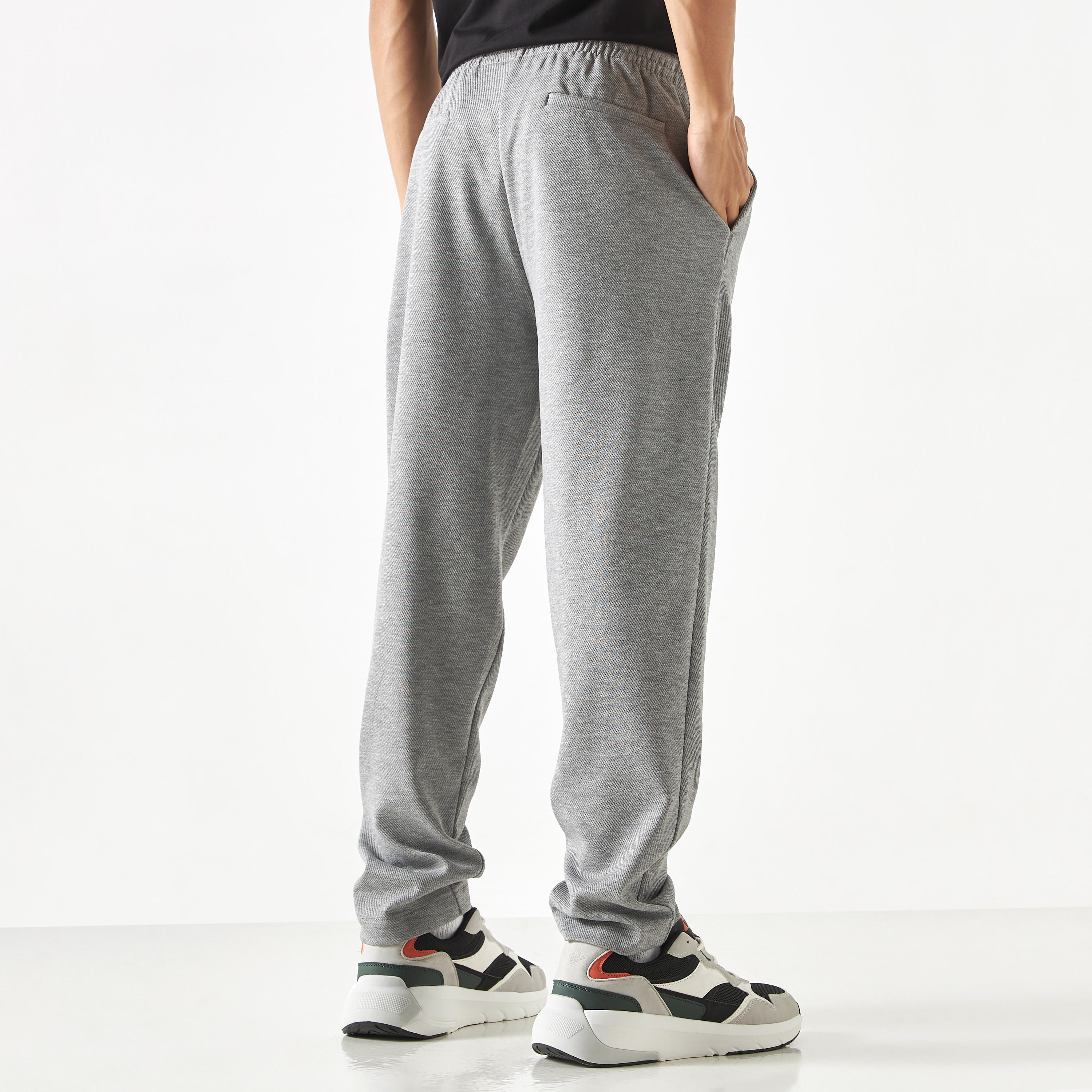 بنطلون رياضي سادة بقصّة مريحة ورباط إغلاق وجيوب-men-clothing-bottoms-joggers-image-2