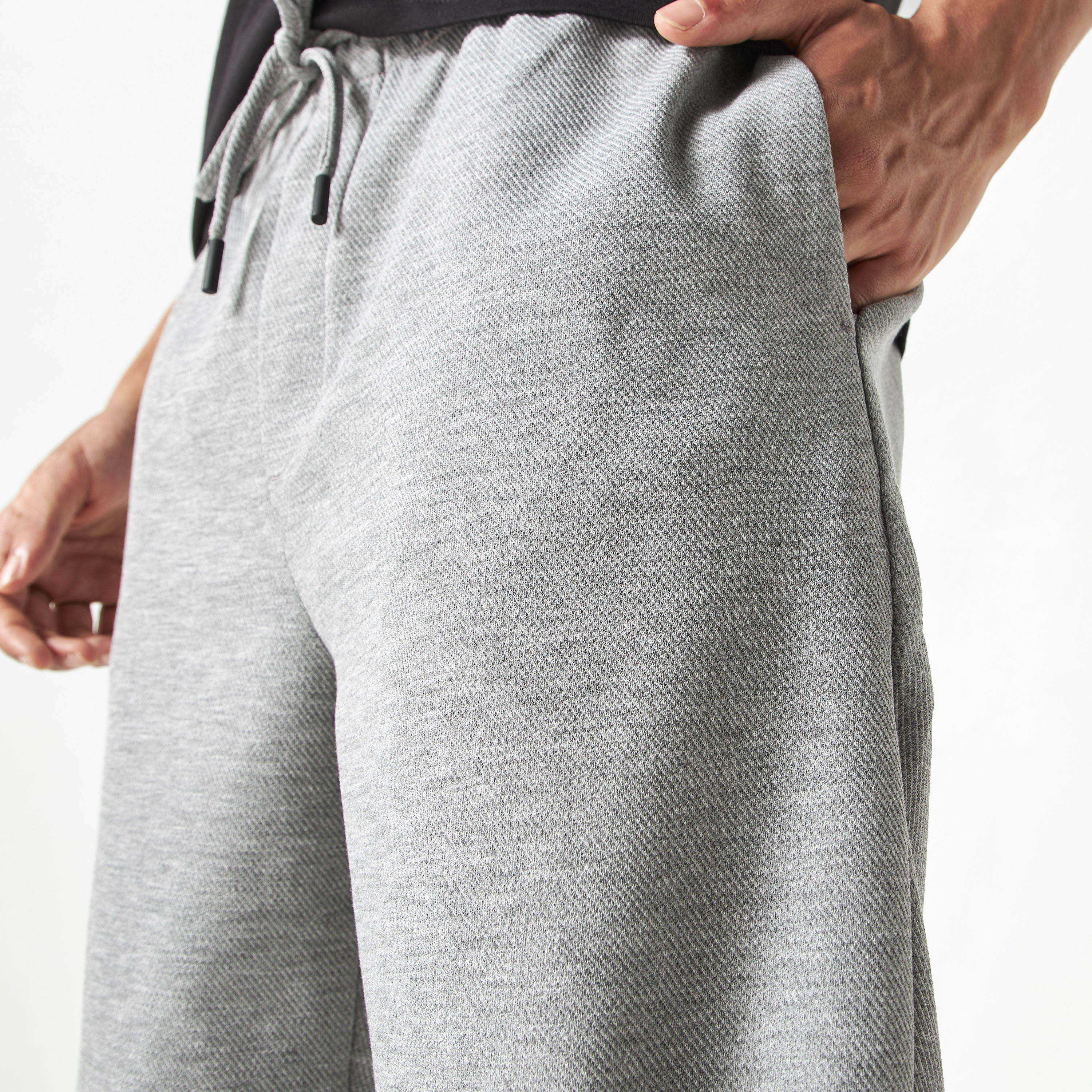 بنطلون رياضي سادة بقصّة مريحة ورباط إغلاق وجيوب-men-clothing-bottoms-joggers-image-1