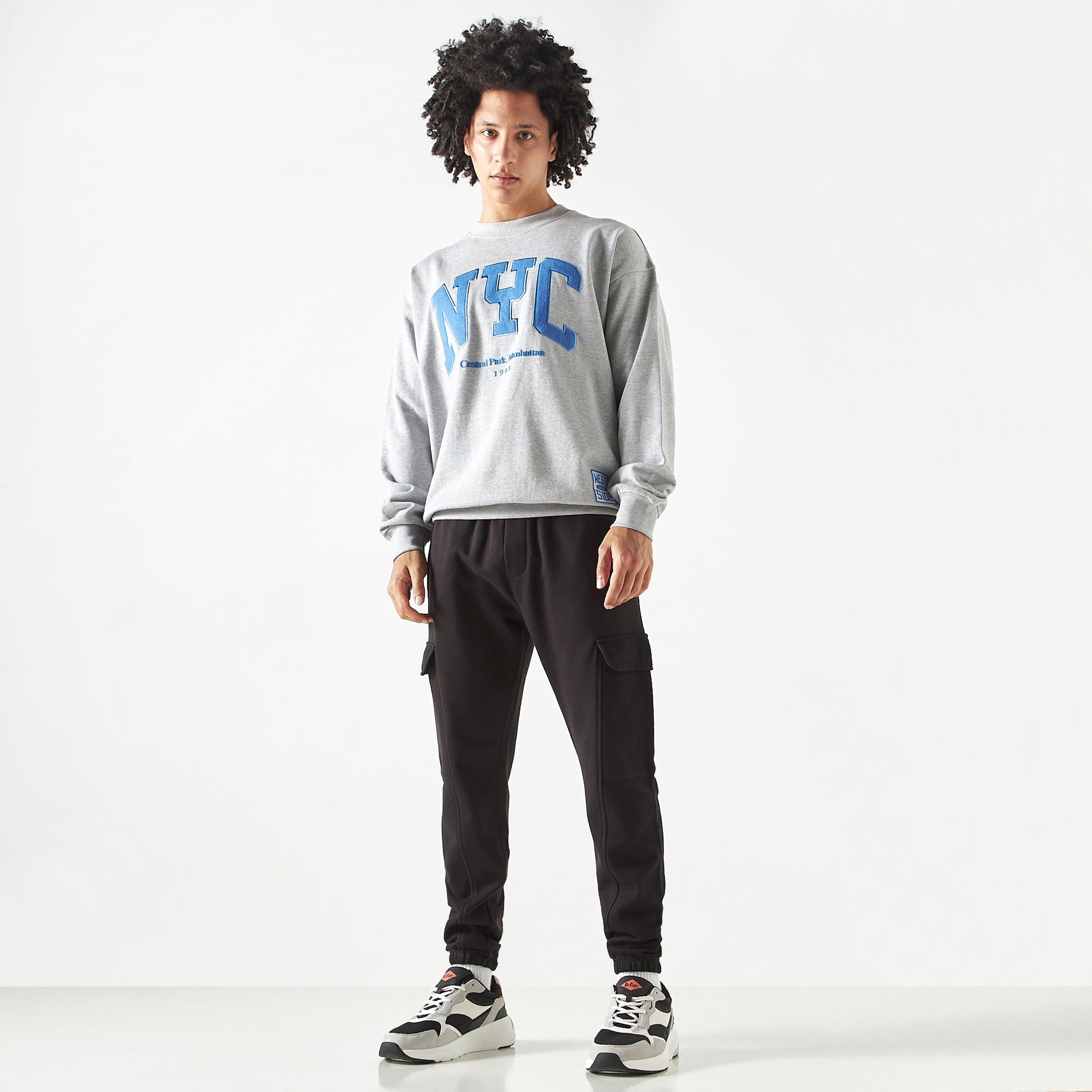سويت شيرت مطرّز بأكمام طويلة وياقة ضيقة-men-winterwear-hoodiesandsweatshirts-image-2