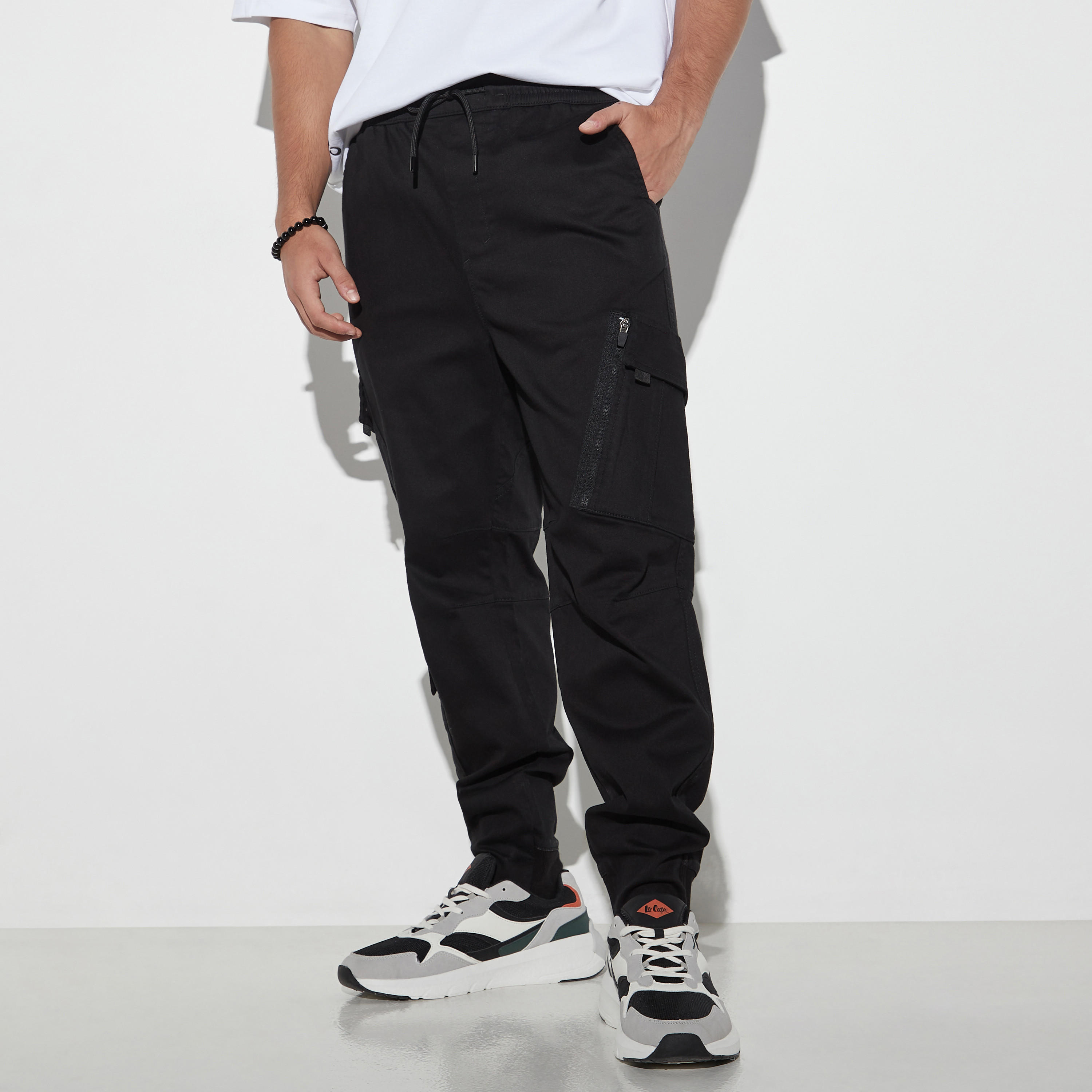 بنطلون كارجو بقصة مريحة ورباط إغلاق وجيوب-men-clothing-bottoms-trousersandchinos-trousers-image-1