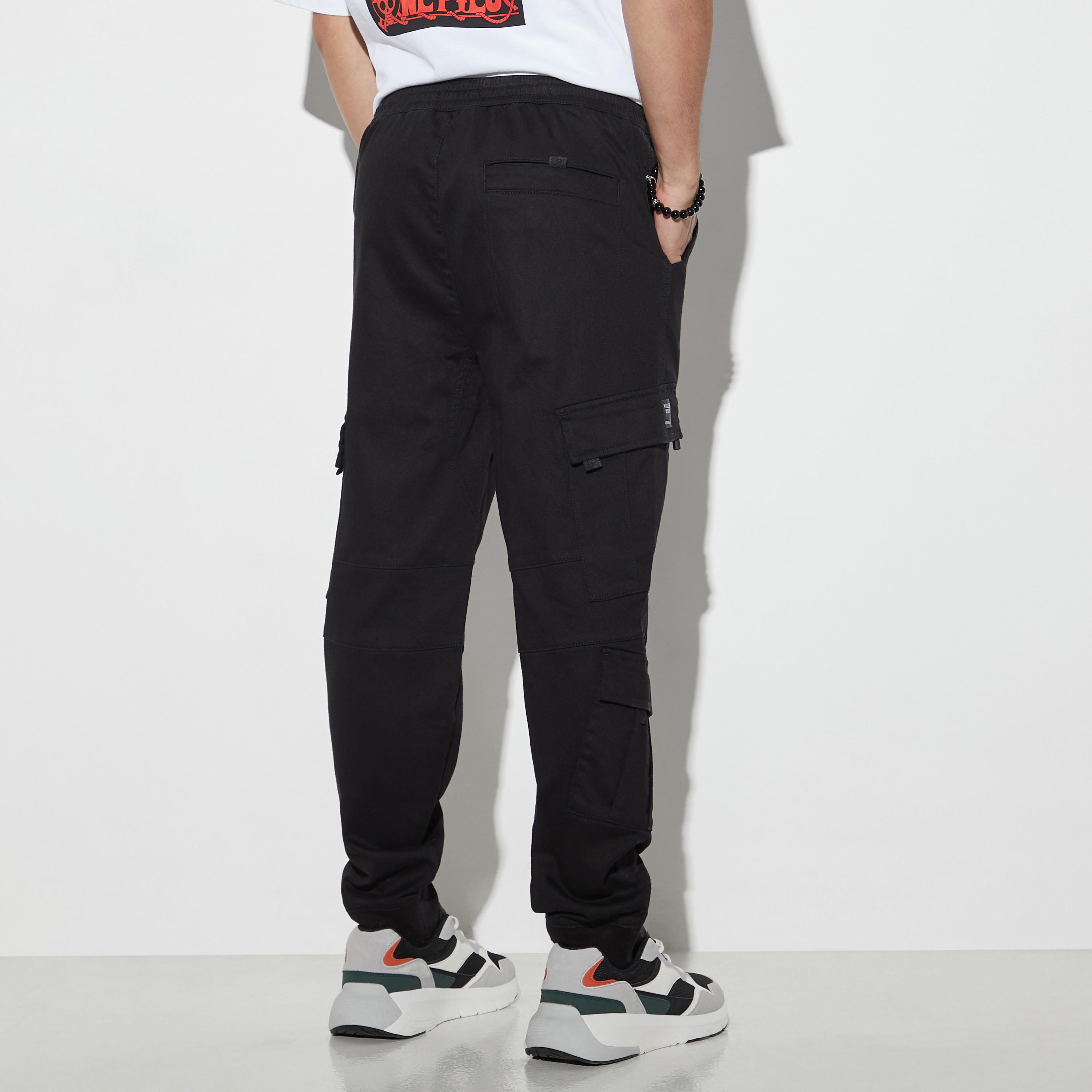بنطلون كارجو بقصة مريحة ورباط إغلاق وجيوب-men-clothing-bottoms-trousersandchinos-trousers-image-3