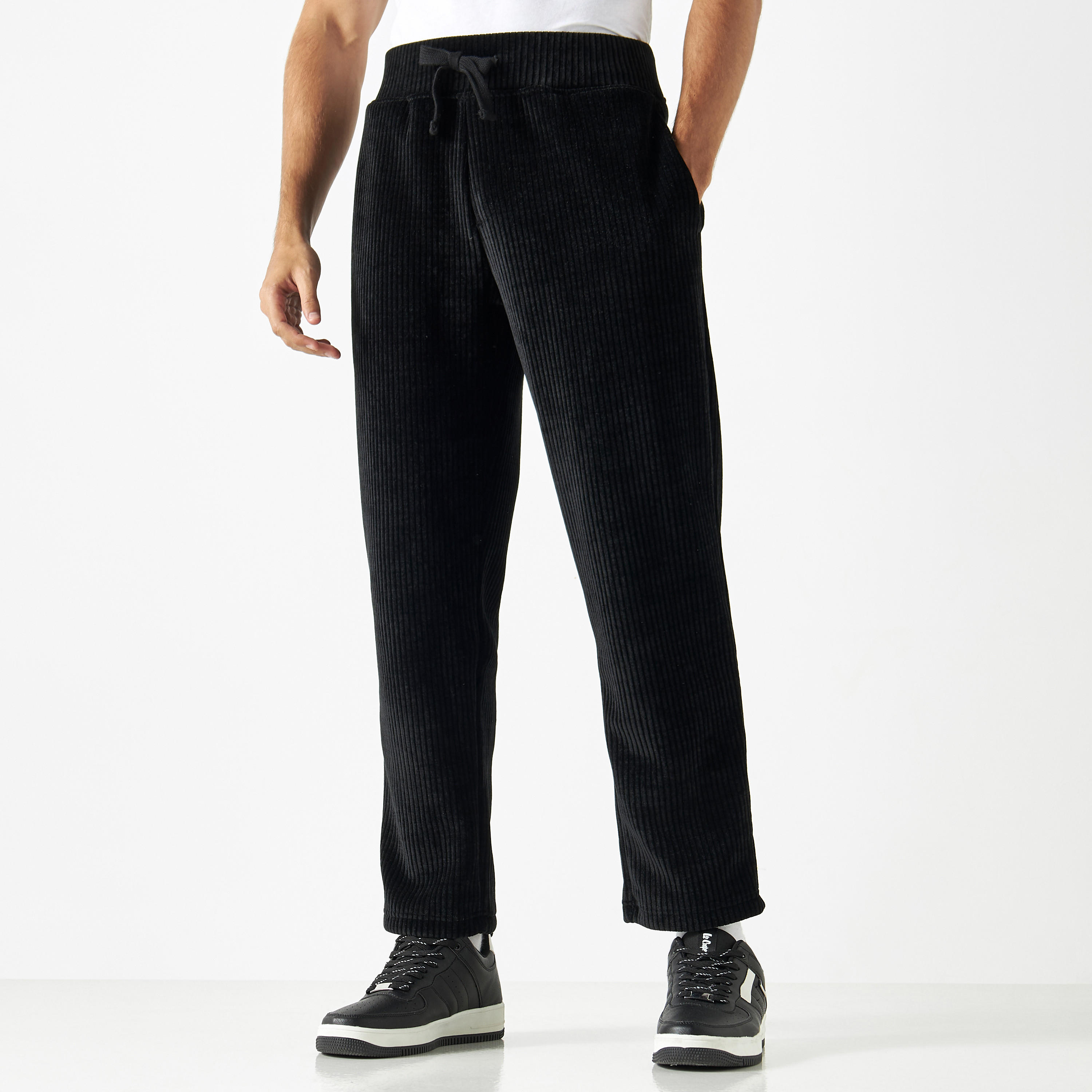 بنطلون كوردوراي بارز اللملمس برباط إغلاق وجيوب-men-clothing-bottoms-joggers-image-1