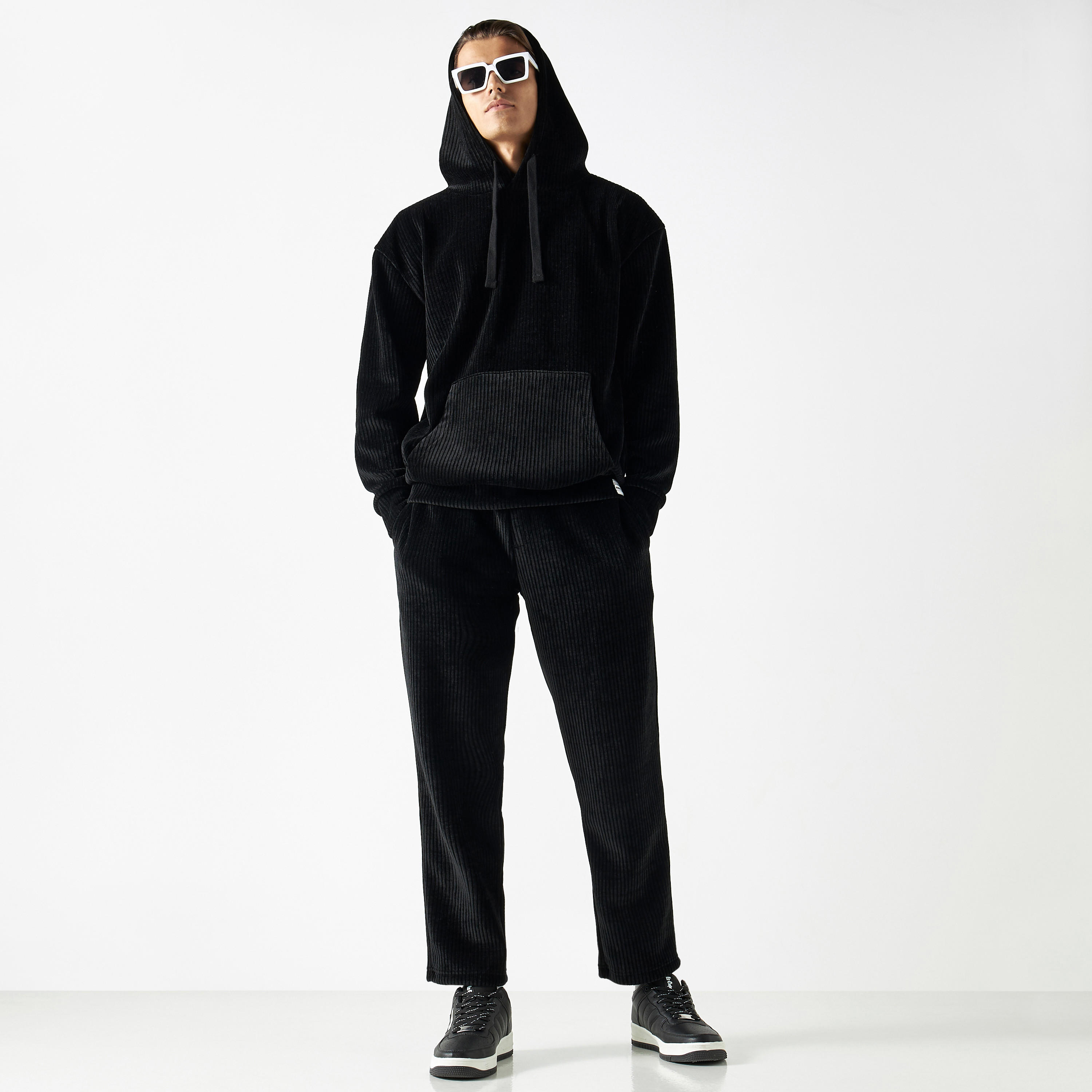 بنطلون كوردوراي بارز اللملمس برباط إغلاق وجيوب-men-clothing-bottoms-joggers-image-2
