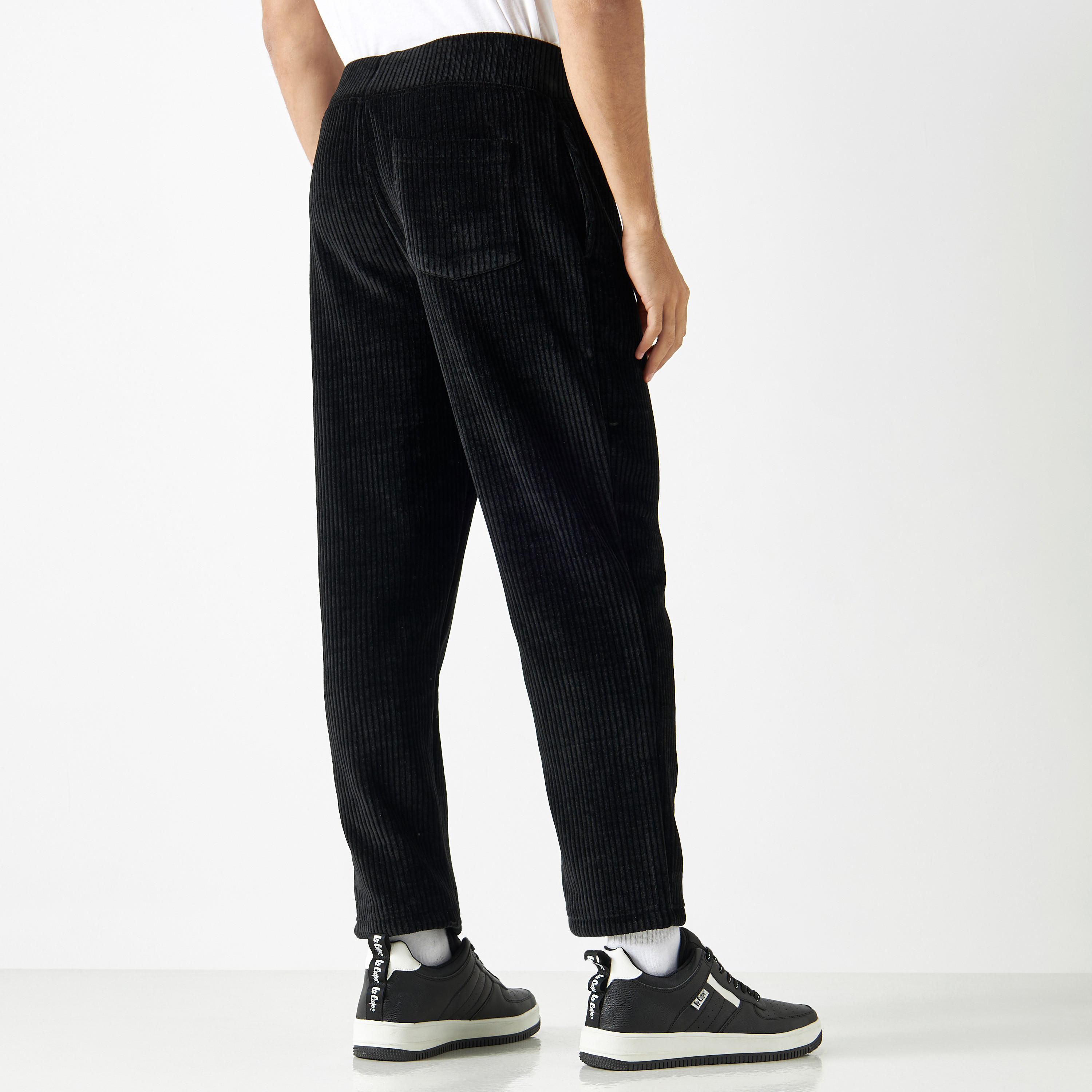 بنطلون كوردوراي بارز اللملمس برباط إغلاق وجيوب-men-clothing-bottoms-joggers-image-3