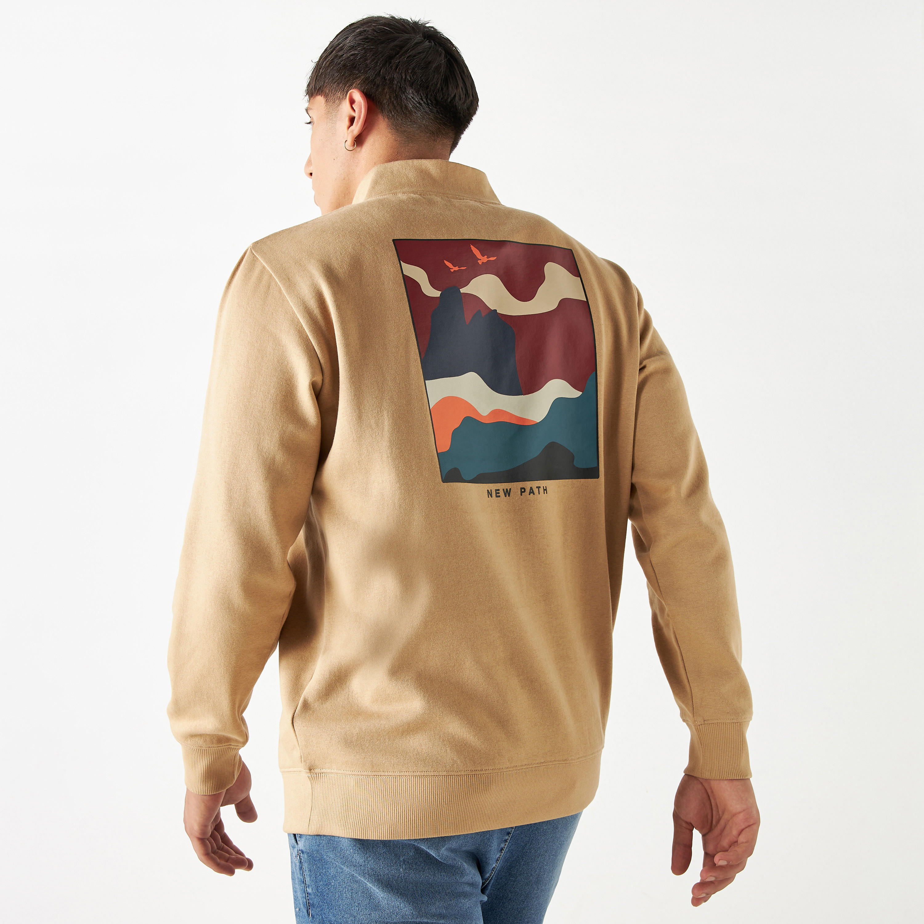 سويت شيرت بأكمام طويلة وياقة عالية وطبعات جرافيك-men-winterwear-hoodiesandsweatshirts-image-1