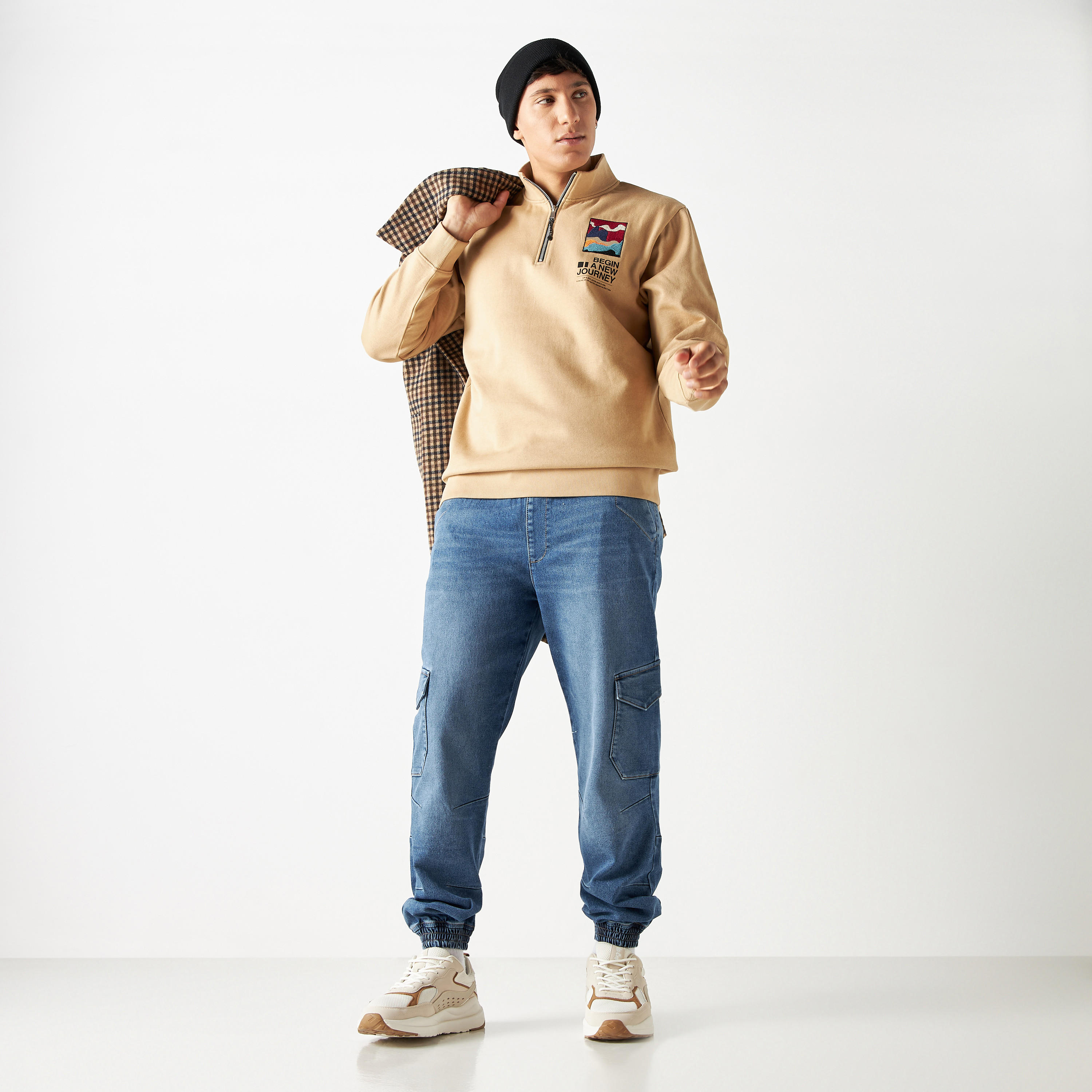 سويت شيرت بأكمام طويلة وياقة عالية وطبعات جرافيك-men-winterwear-hoodiesandsweatshirts-image-2