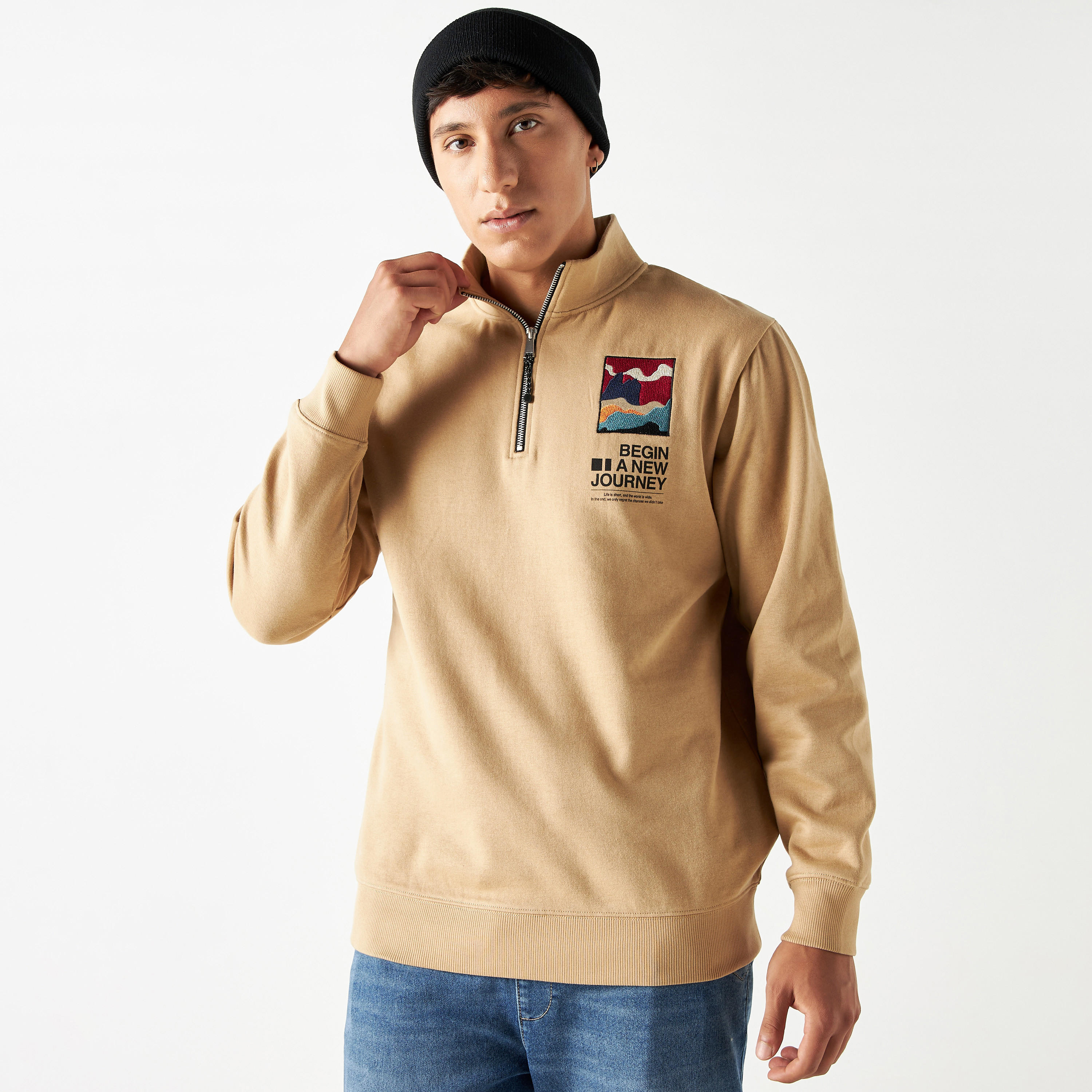 سويت شيرت بأكمام طويلة وياقة عالية وطبعات جرافيك-men-winterwear-hoodiesandsweatshirts-image-3