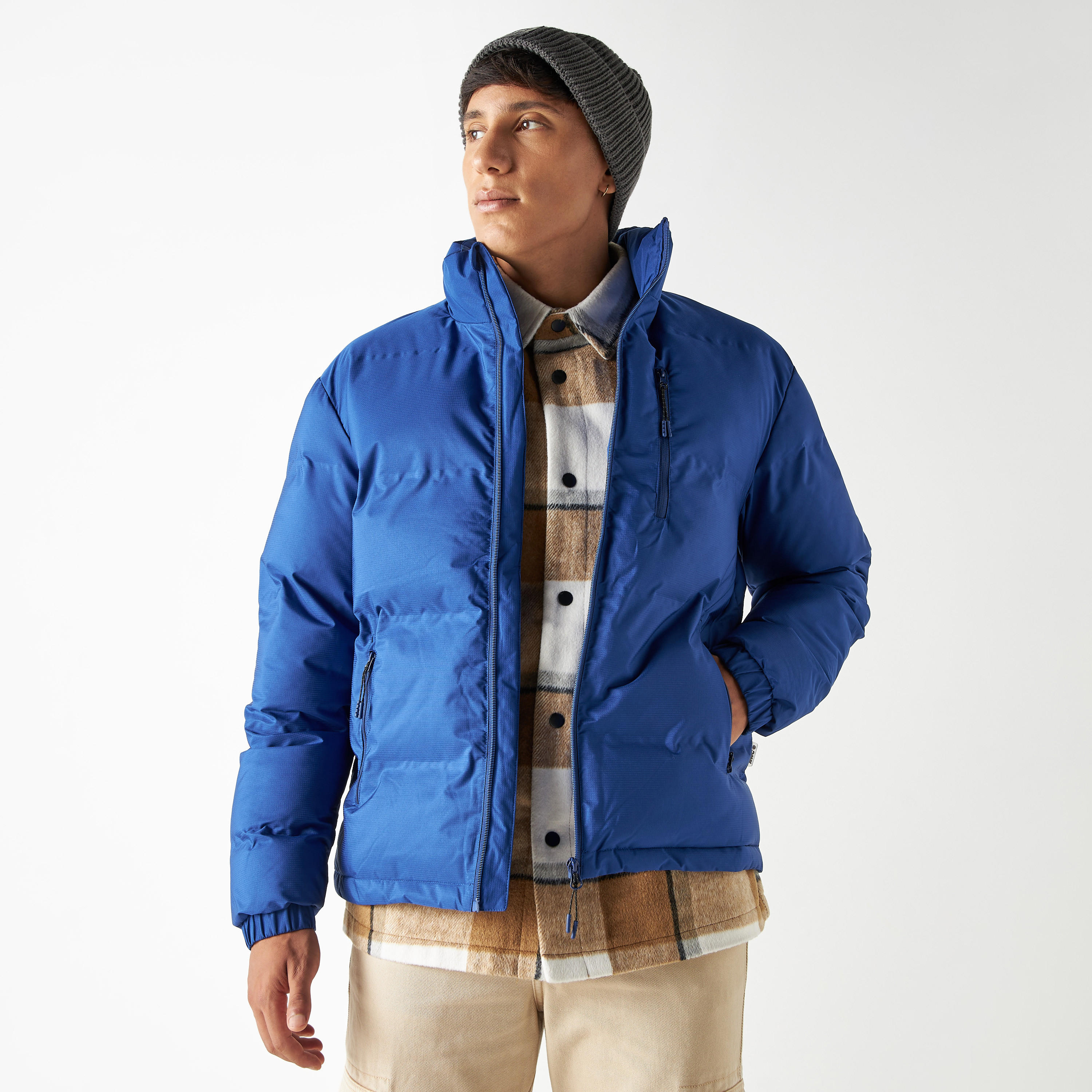 جاكيت مبطّن بياقة عالية وجيوب وسحّاب-men-clothing-jacketsandblazers-jackets-image-1