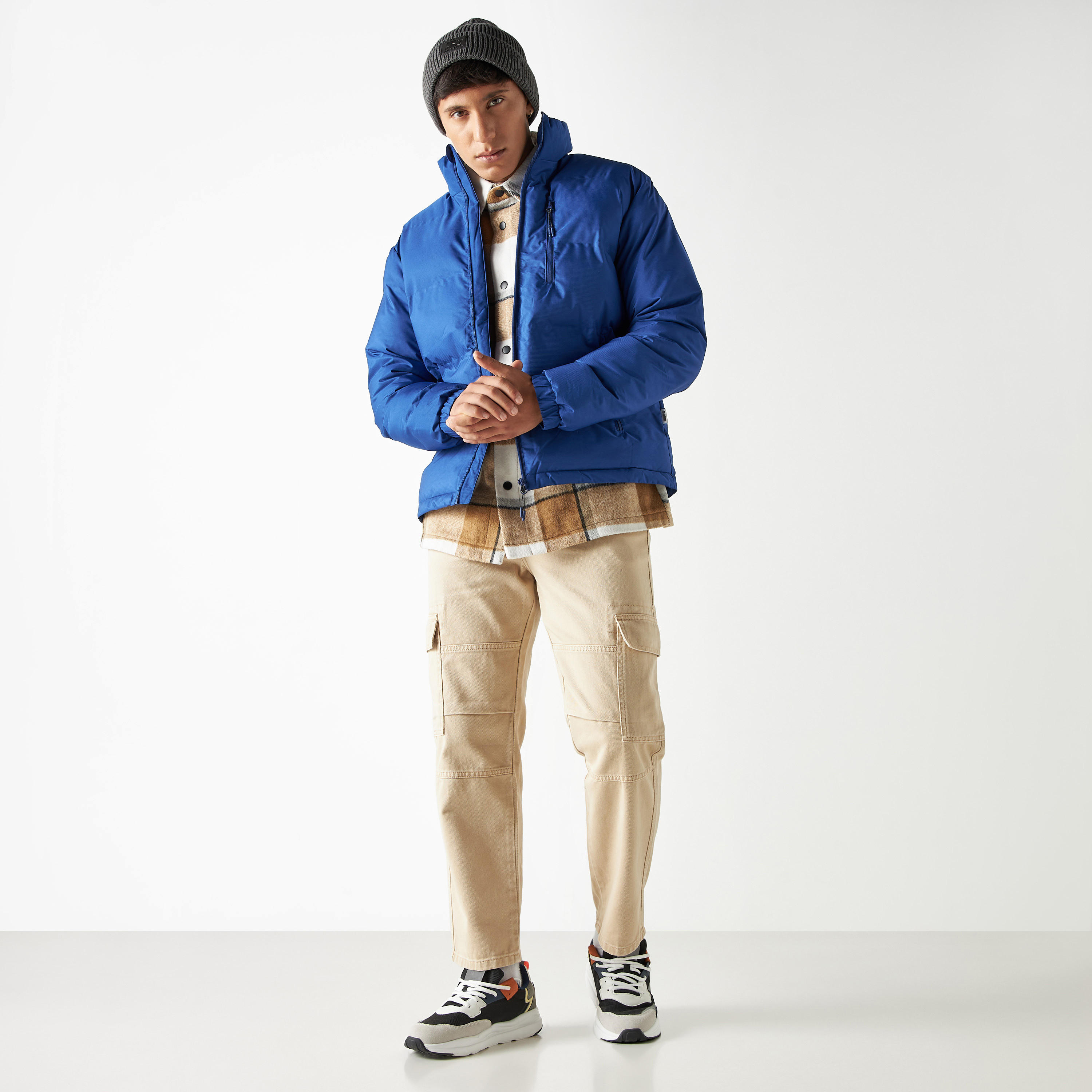 جاكيت مبطّن بياقة عالية وجيوب وسحّاب-men-clothing-jacketsandblazers-jackets-image-2