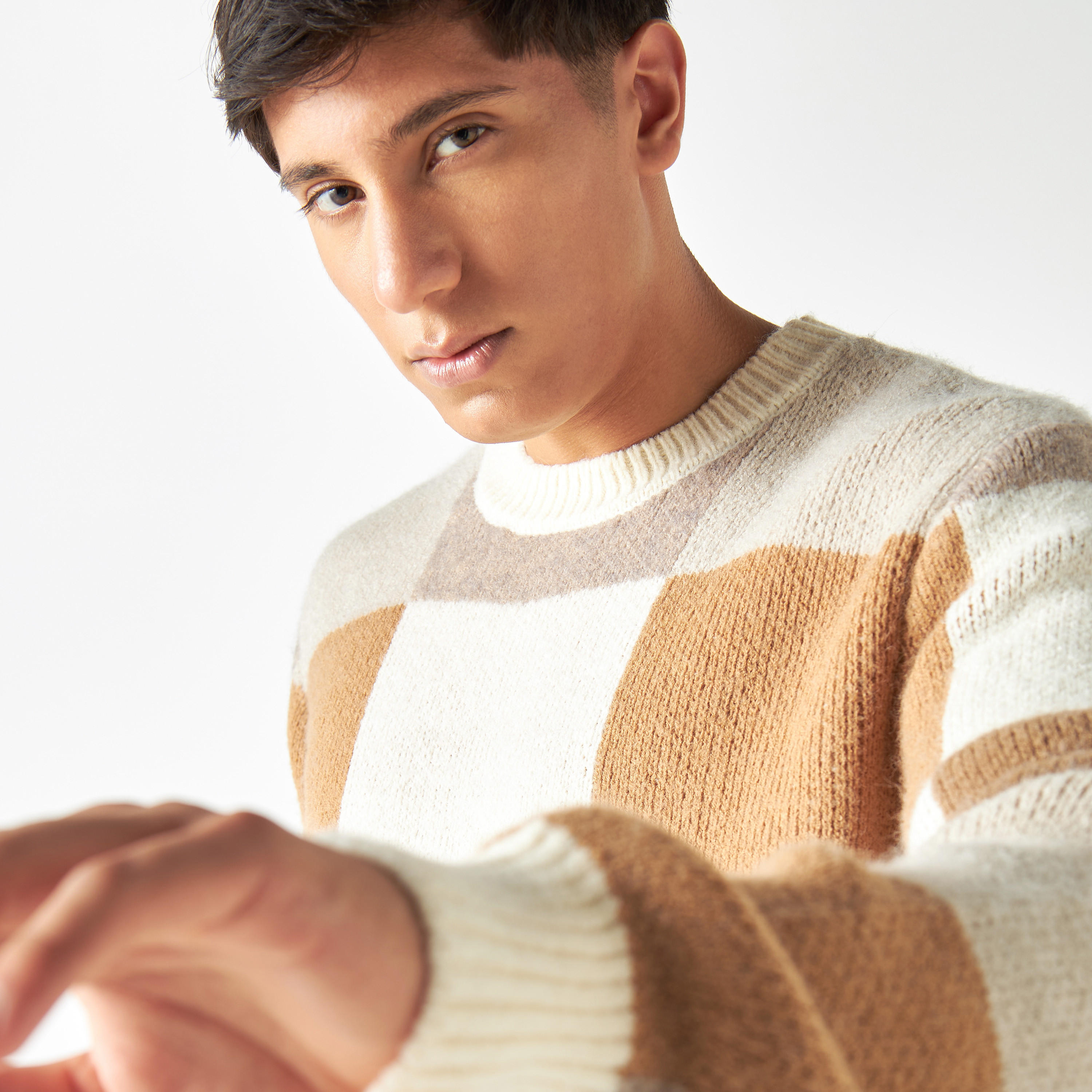 كنزة كاروهات بأكمام طويلة وياقة ضيقة-men-clothing-sweatersandpullovers-image-1