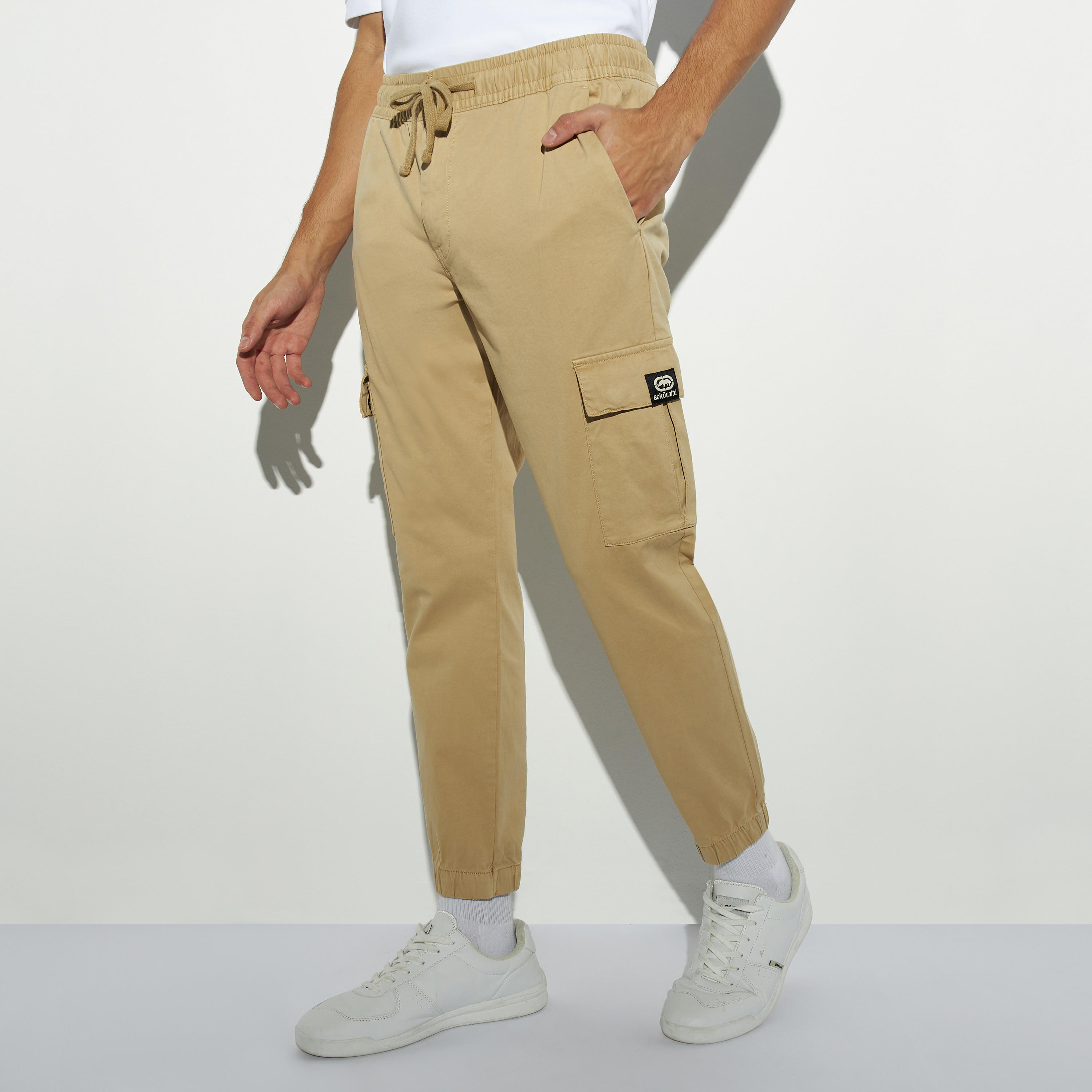 بنطلون رياضي كارجو سادة برباط إغلاق وجيوب من إيكو أنليمتد-men-clothing-bottoms-joggers-image-4