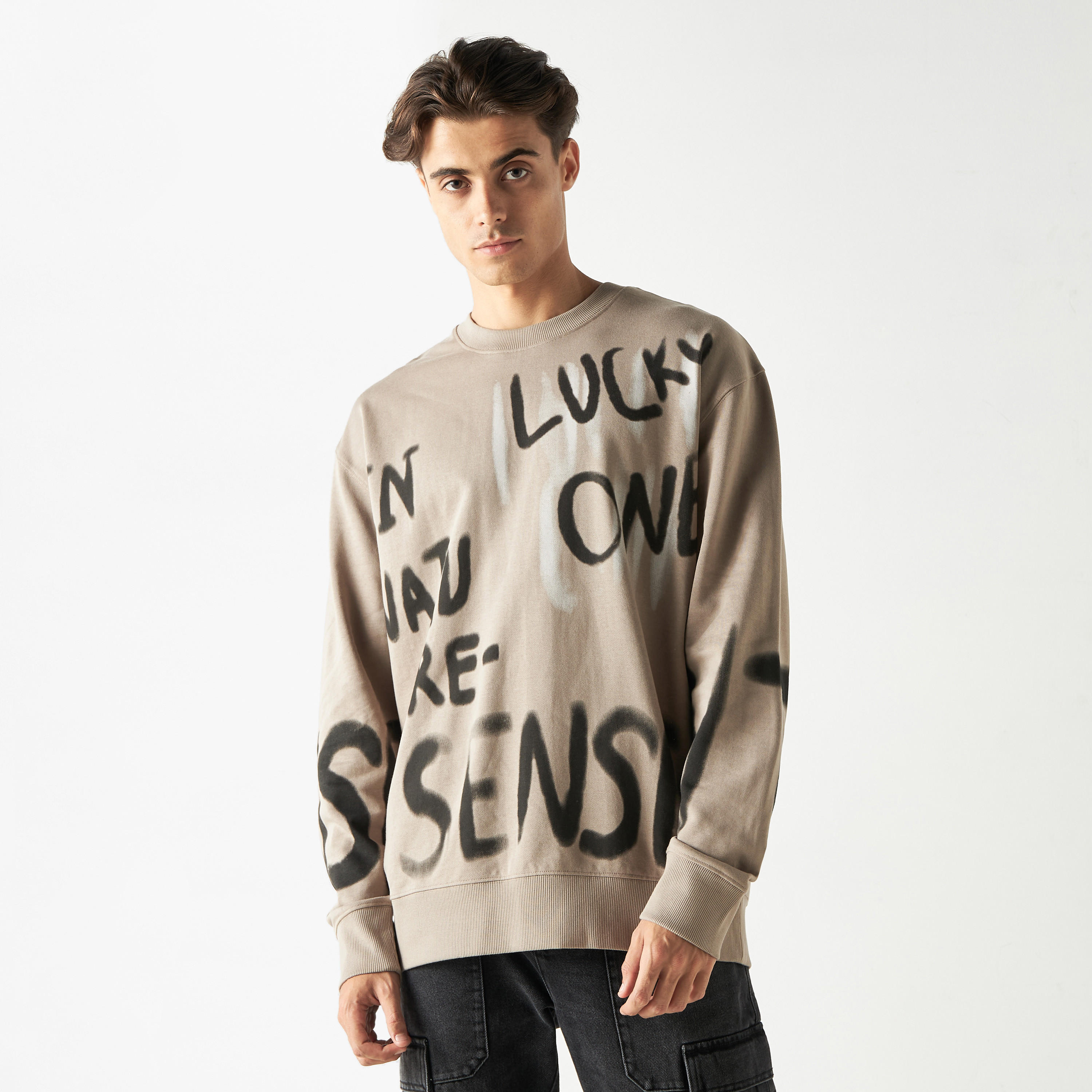 سويت شيرت بأكمام طويلة وطبعات-men-winterwear-hoodiesandsweatshirts-image-1