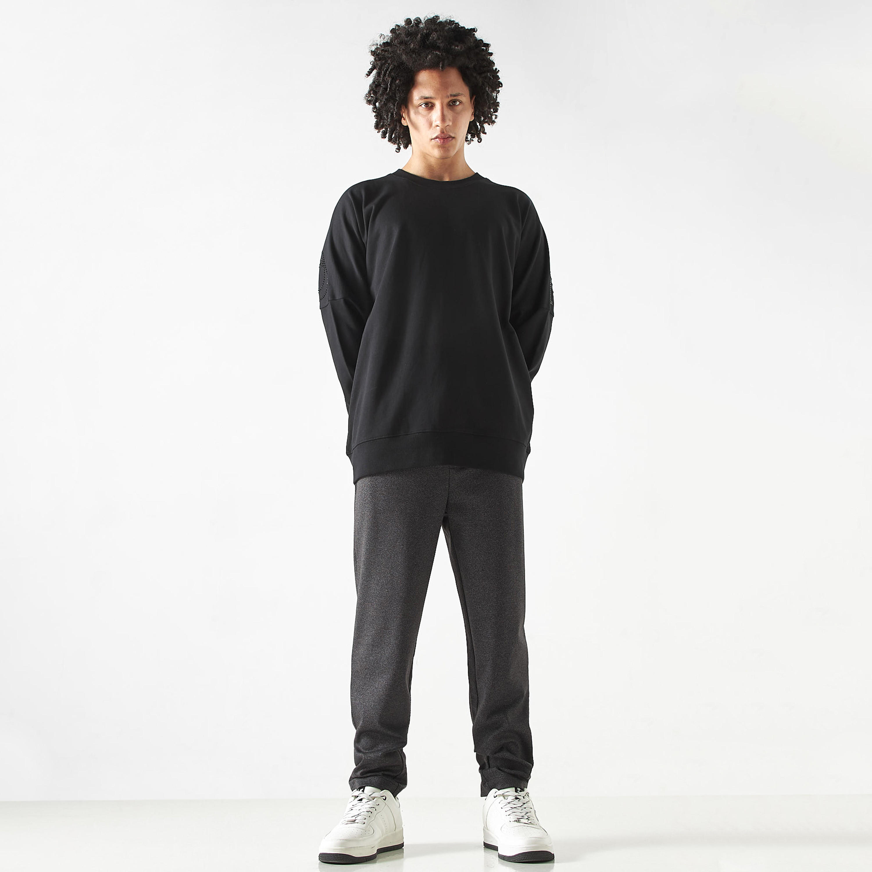 سويت شيرت مزيّن بياقة ضيقة وأكمام طويلة-men-winterwear-hoodiesandsweatshirts-image-2