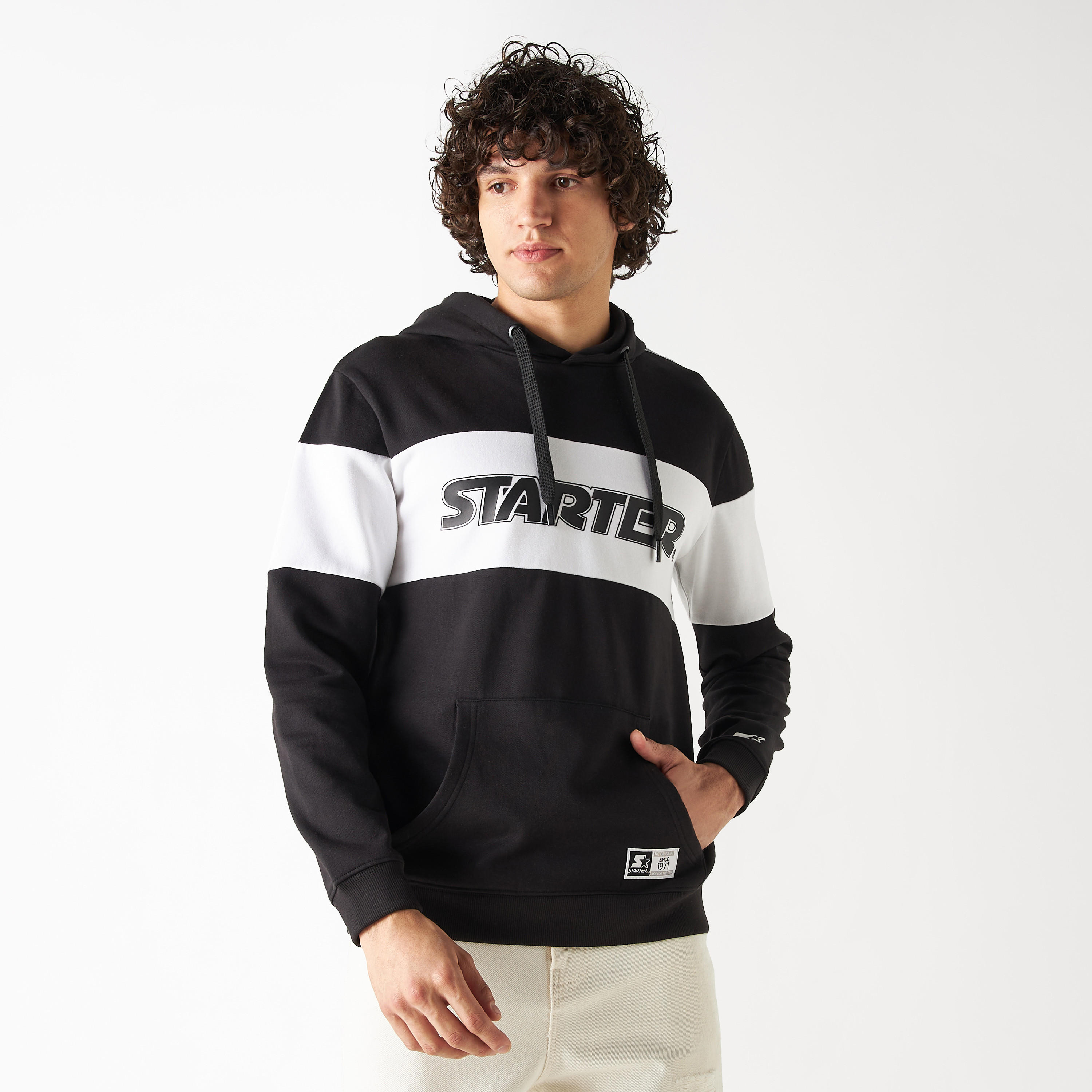 هودي بأكمام طويلة وجيب كنغر وطبعات-men-winterwear-hoodiesandsweatshirts-image-1