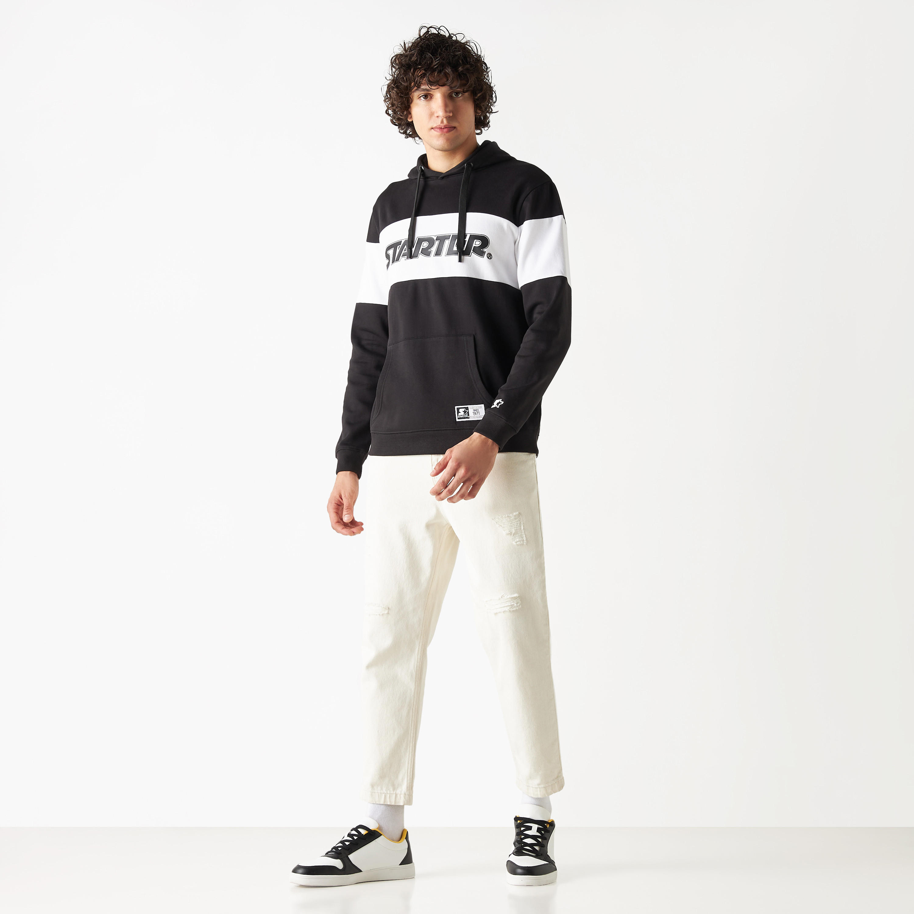 هودي بأكمام طويلة وجيب كنغر وطبعات-men-winterwear-hoodiesandsweatshirts-image-2