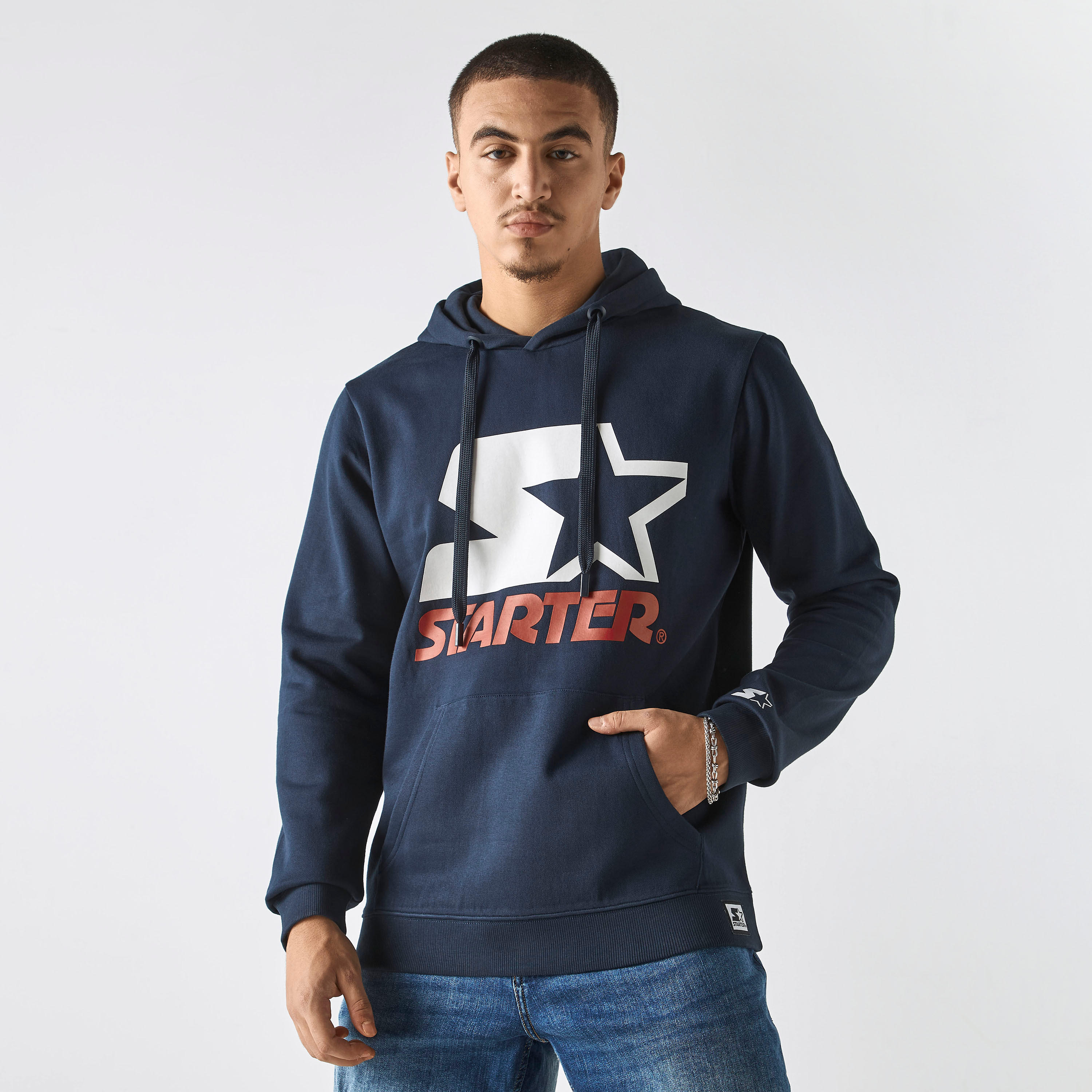 هودي بأكمام طويلة وجيب كنغر وطبعات-men-winterwear-hoodiesandsweatshirts-image-1