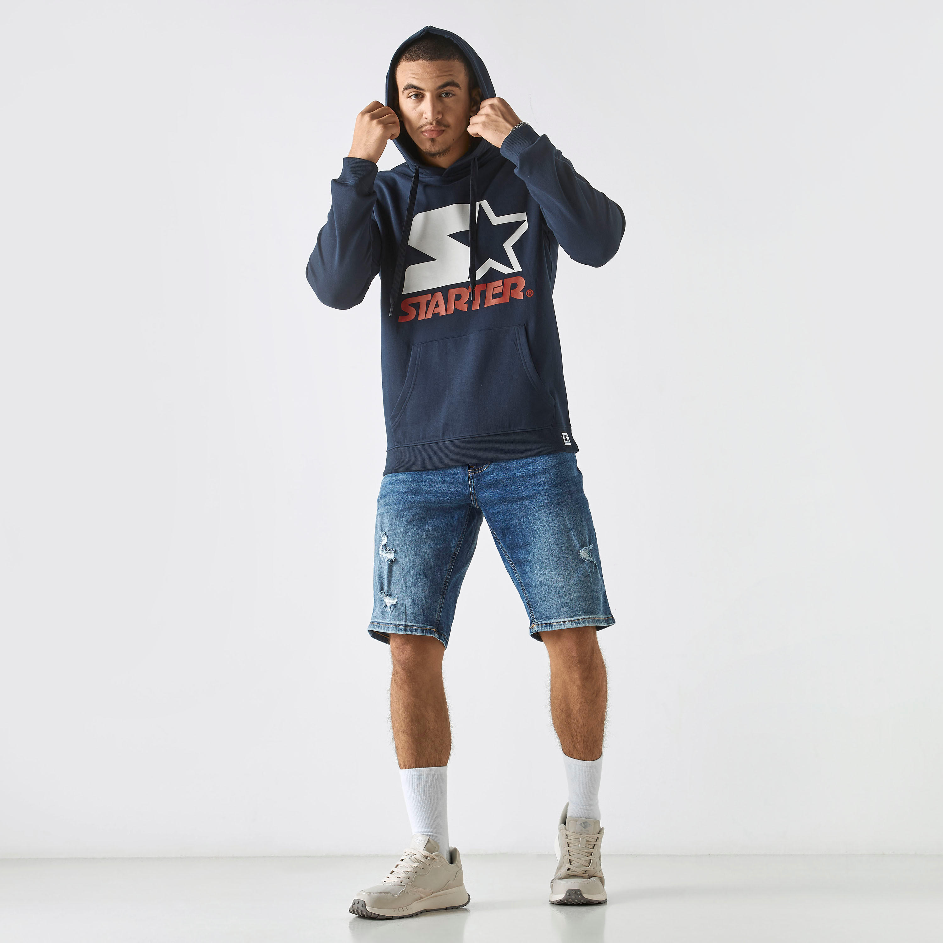 هودي بأكمام طويلة وجيب كنغر وطبعات-men-winterwear-hoodiesandsweatshirts-image-2