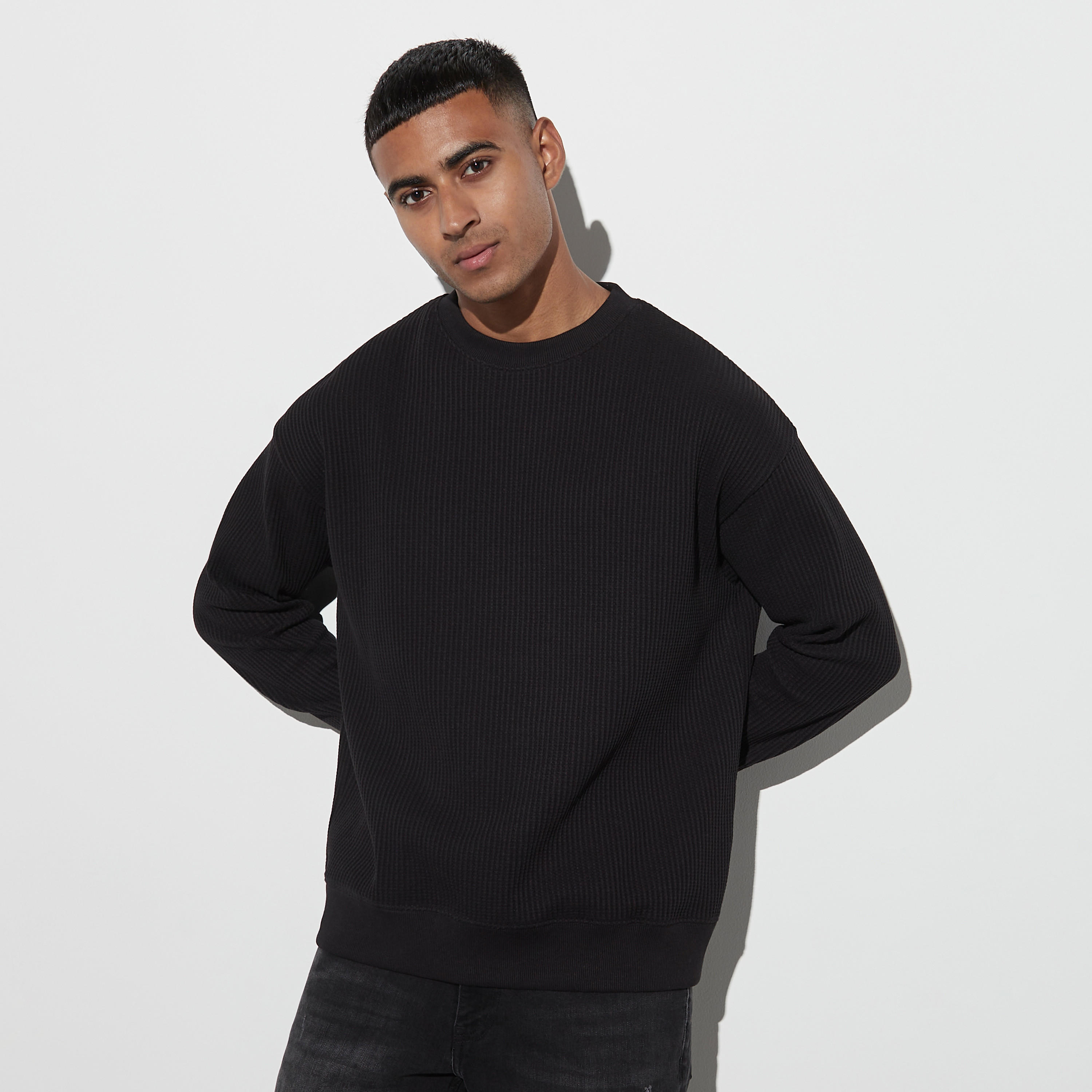 سويت شيرت مضلّع بياقة ضيّقة وأكمام بأكتاف منسدلة-men-winterwear-hoodiesandsweatshirts-image-1