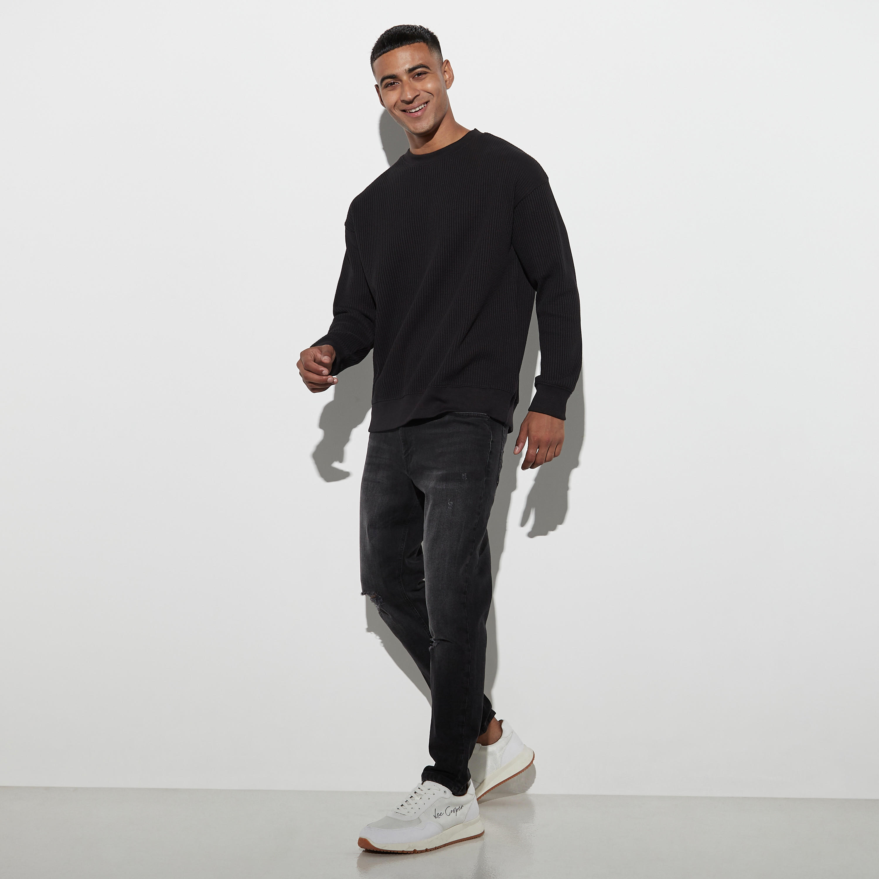 سويت شيرت مضلّع بياقة ضيّقة وأكمام بأكتاف منسدلة-men-winterwear-hoodiesandsweatshirts-image-2