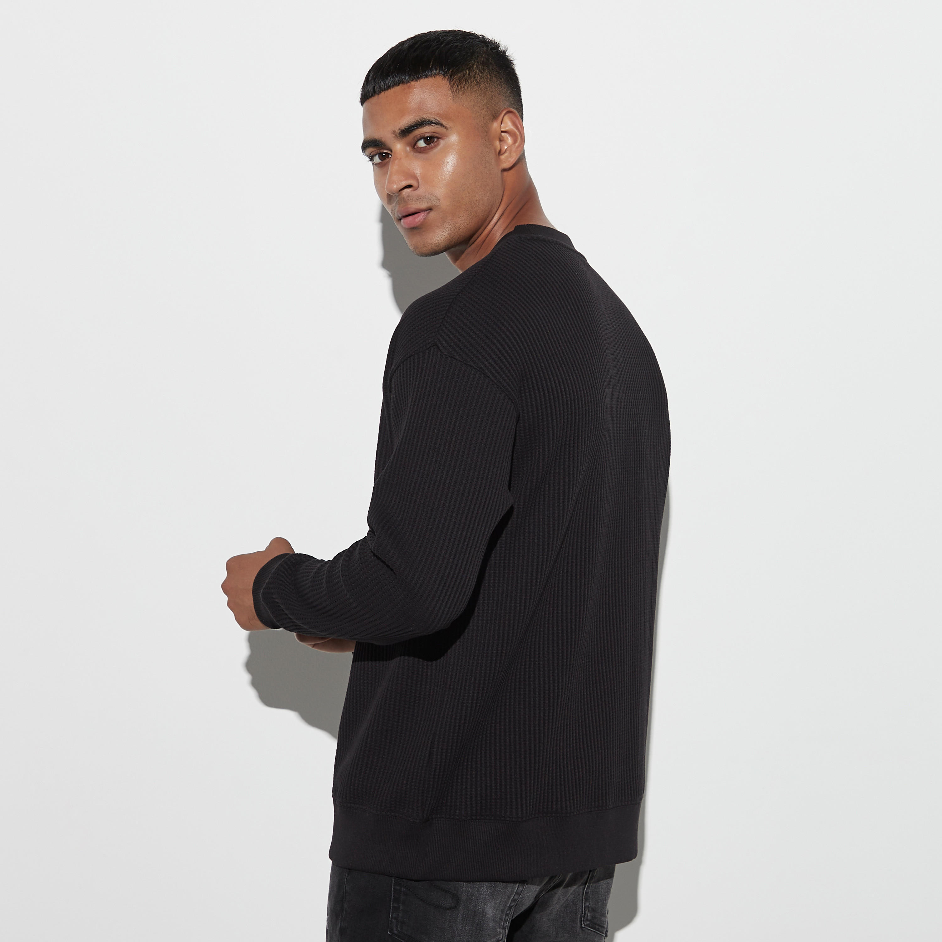 سويت شيرت مضلّع بياقة ضيّقة وأكمام بأكتاف منسدلة-men-winterwear-hoodiesandsweatshirts-image-3