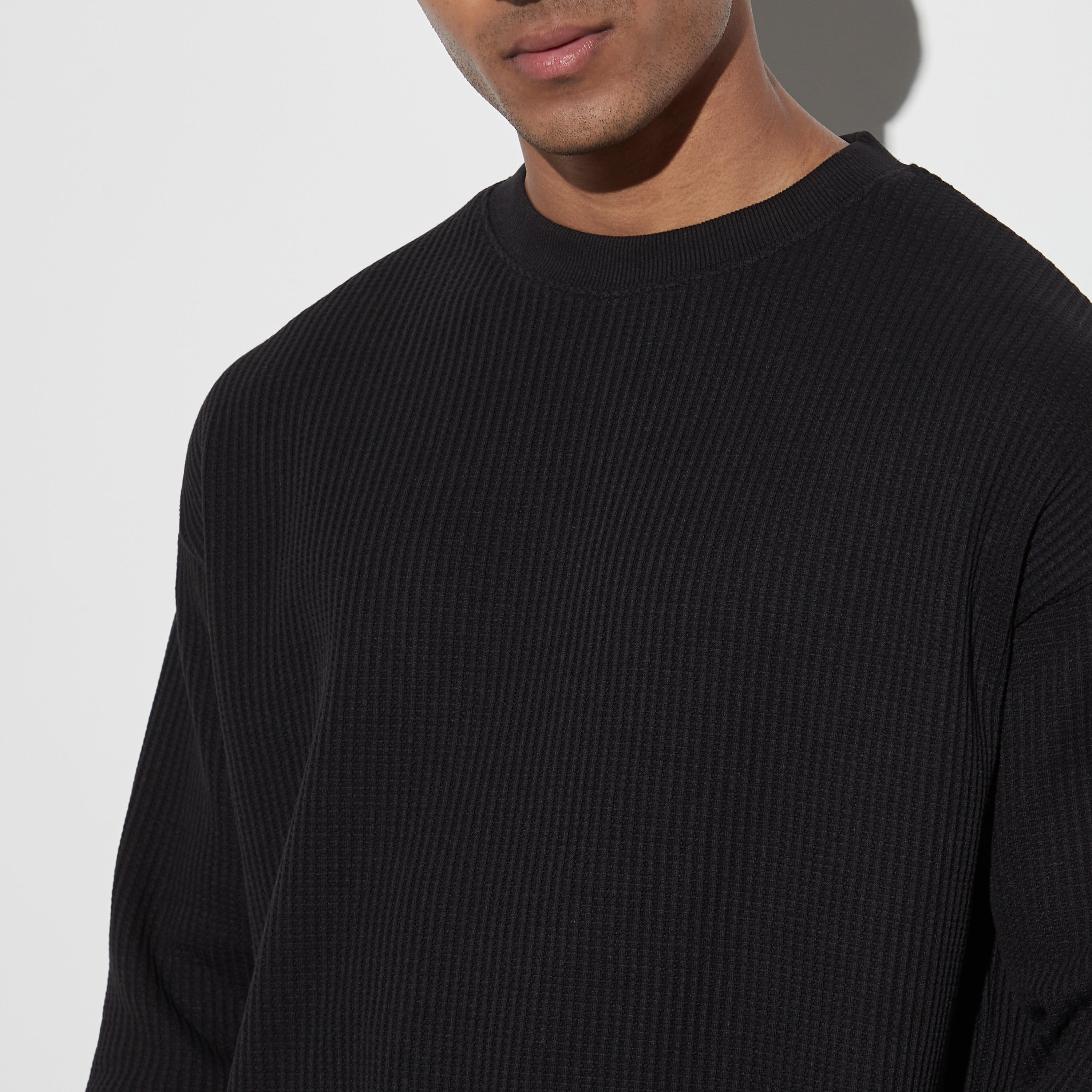 سويت شيرت مضلّع بياقة ضيّقة وأكمام بأكتاف منسدلة-men-winterwear-hoodiesandsweatshirts-image-4