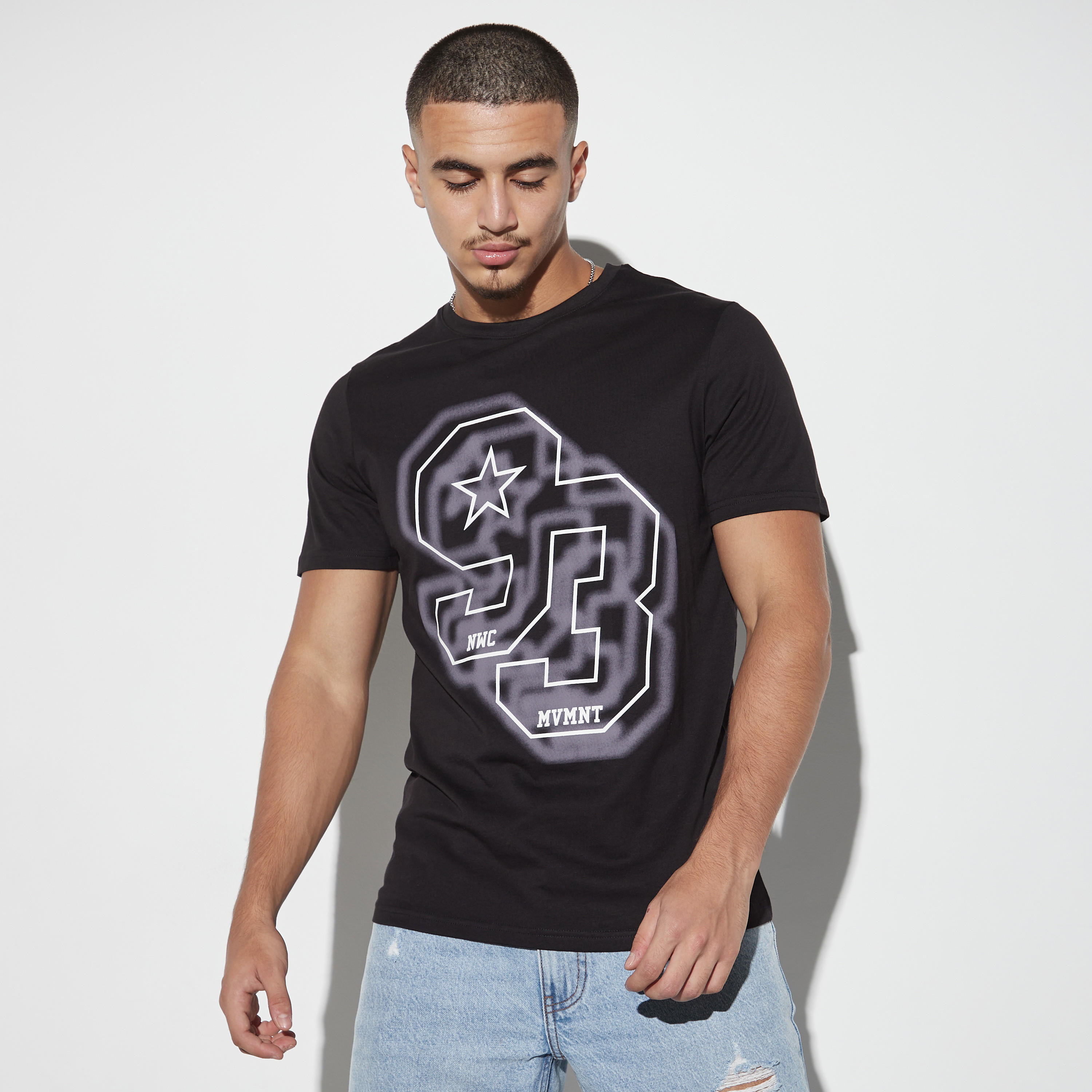 تيشيرت بياقة ضيّقة وأكمام قصيرة وطبعات-men-clothing-tshirtsandpolos-tshirts-image-1