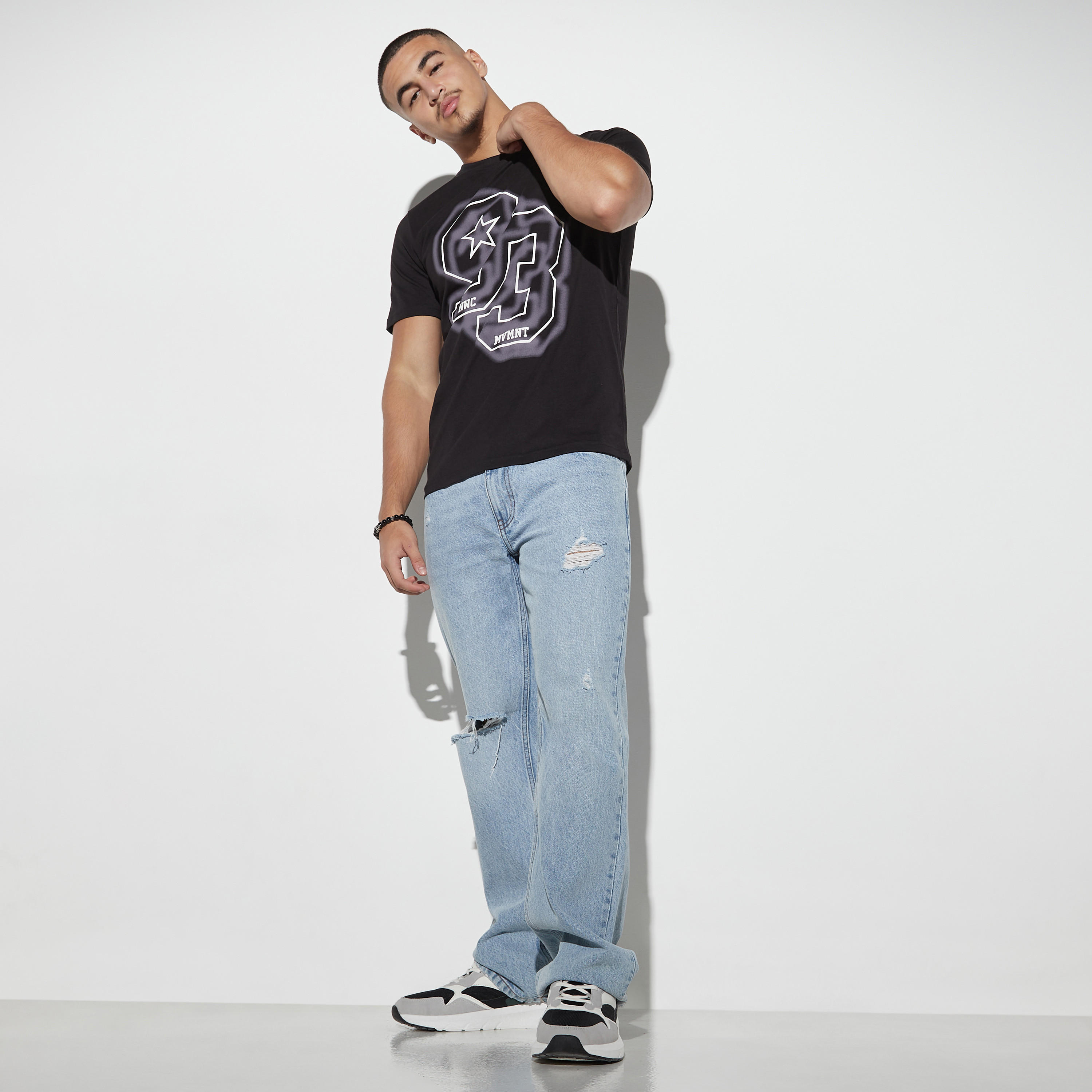 تيشيرت بياقة ضيّقة وأكمام قصيرة وطبعات-men-clothing-tshirtsandpolos-tshirts-image-2