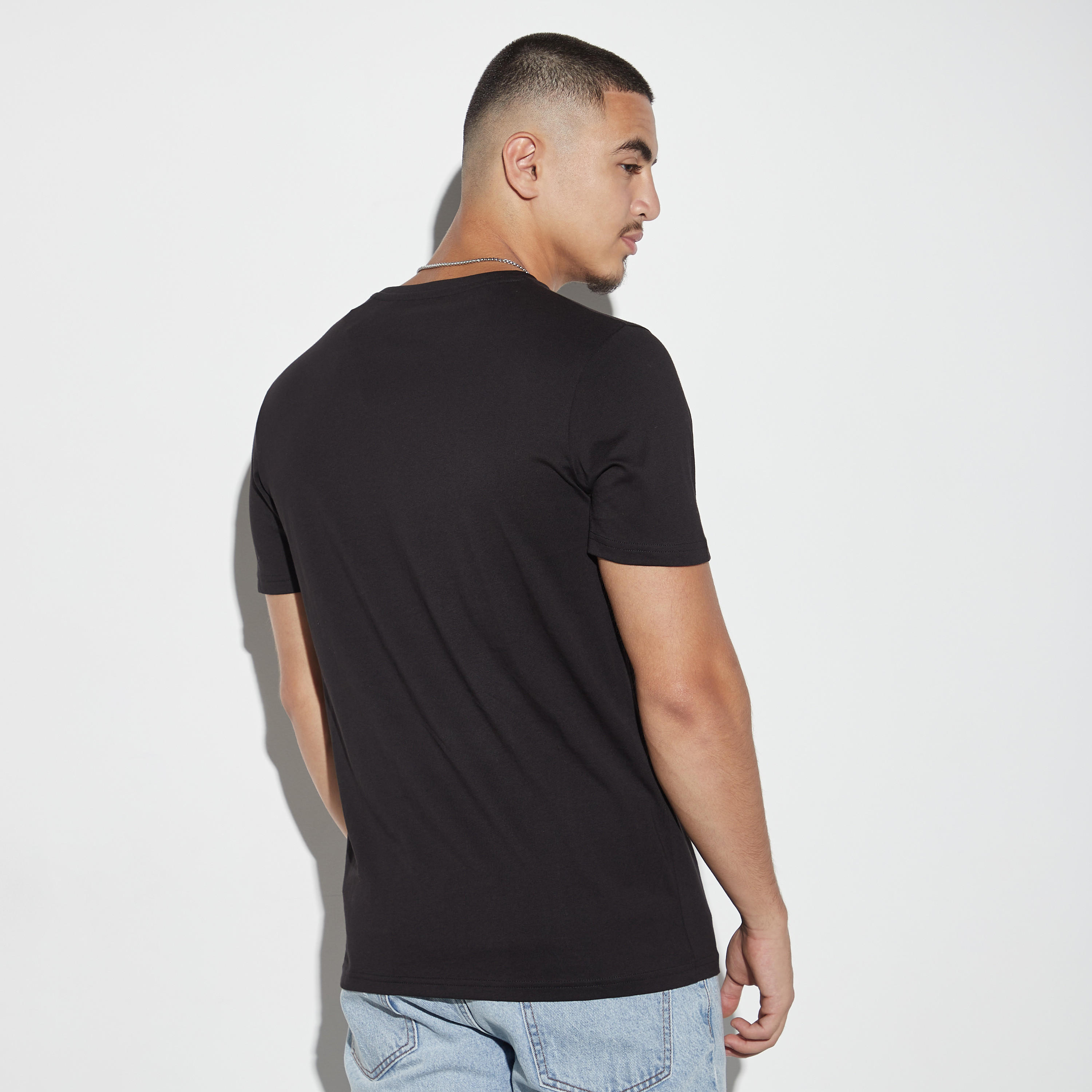 تيشيرت بياقة ضيّقة وأكمام قصيرة وطبعات-men-clothing-tshirtsandpolos-tshirts-image-3