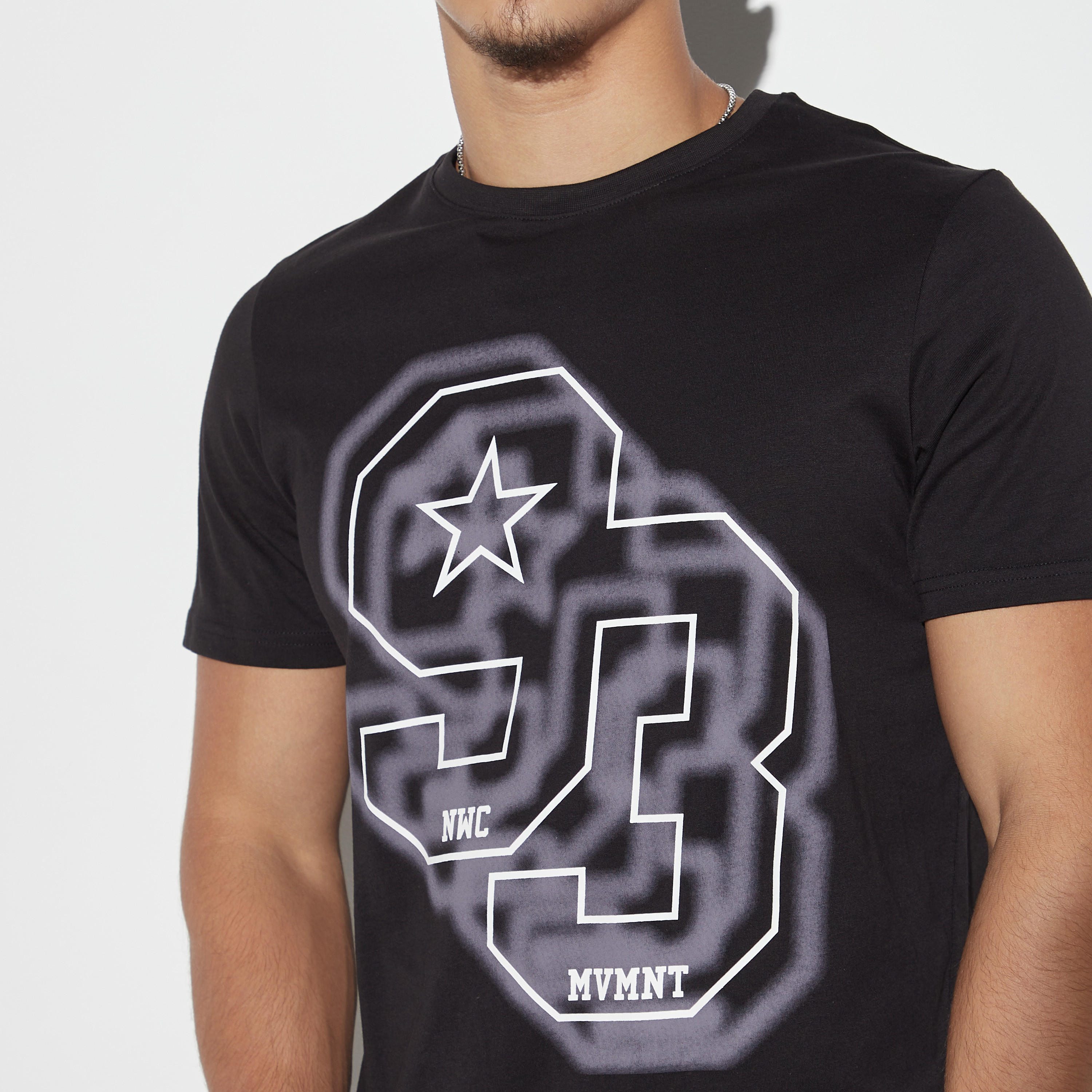 تيشيرت بياقة ضيّقة وأكمام قصيرة وطبعات-men-clothing-tshirtsandpolos-tshirts-image-4