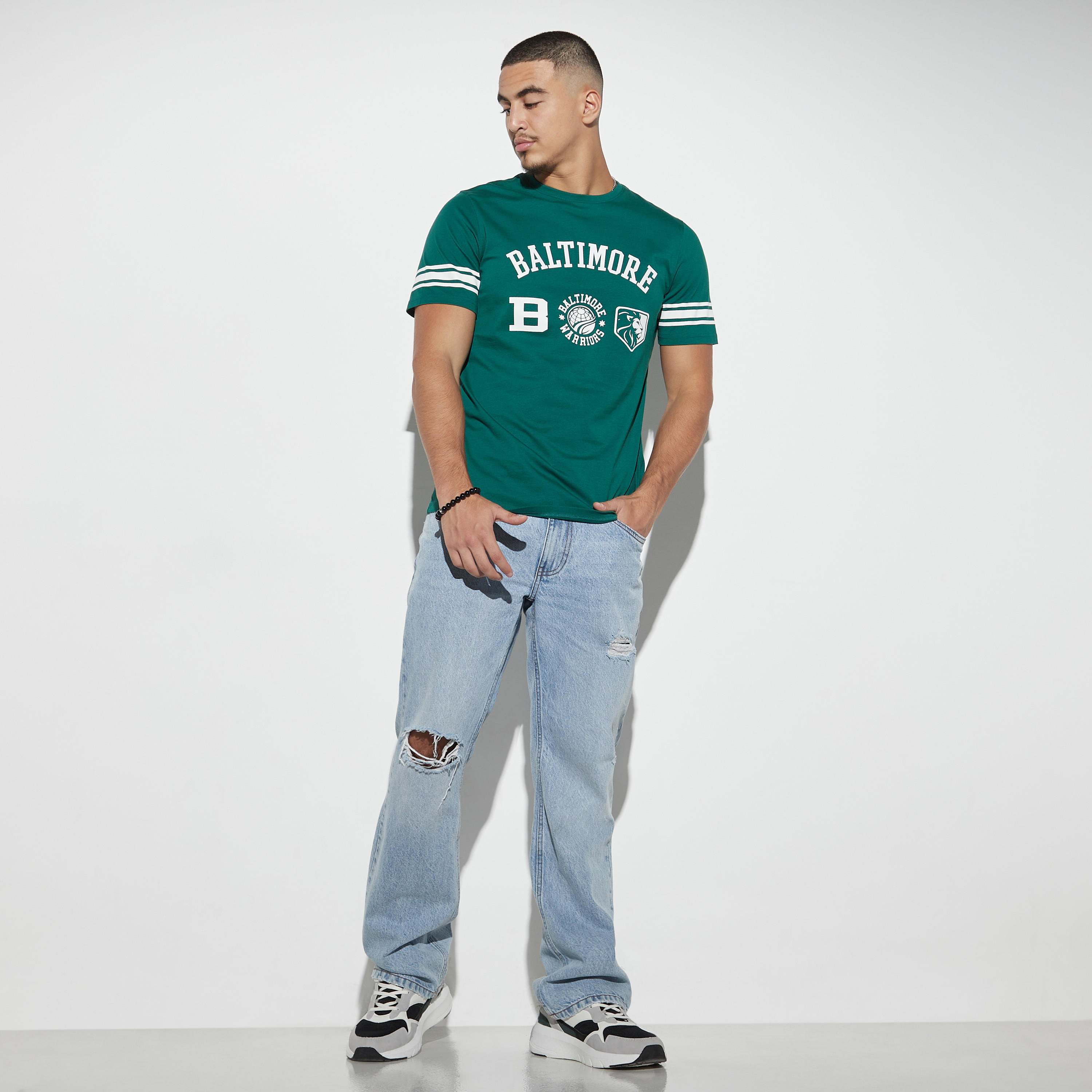 تيشيرت بياقة ضيّقة وأكمام قصيرة وطبعات-men-clothing-tshirtsandpolos-tshirts-image-3