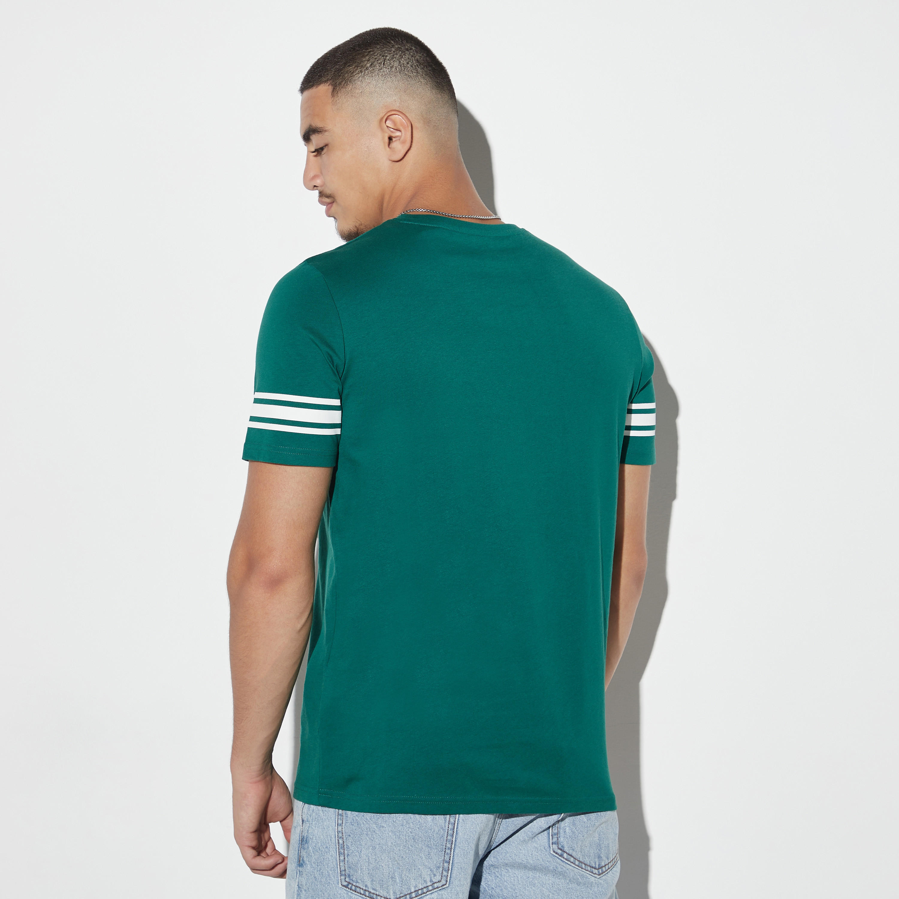 تيشيرت بياقة ضيّقة وأكمام قصيرة وطبعات-men-clothing-tshirtsandpolos-tshirts-image-2