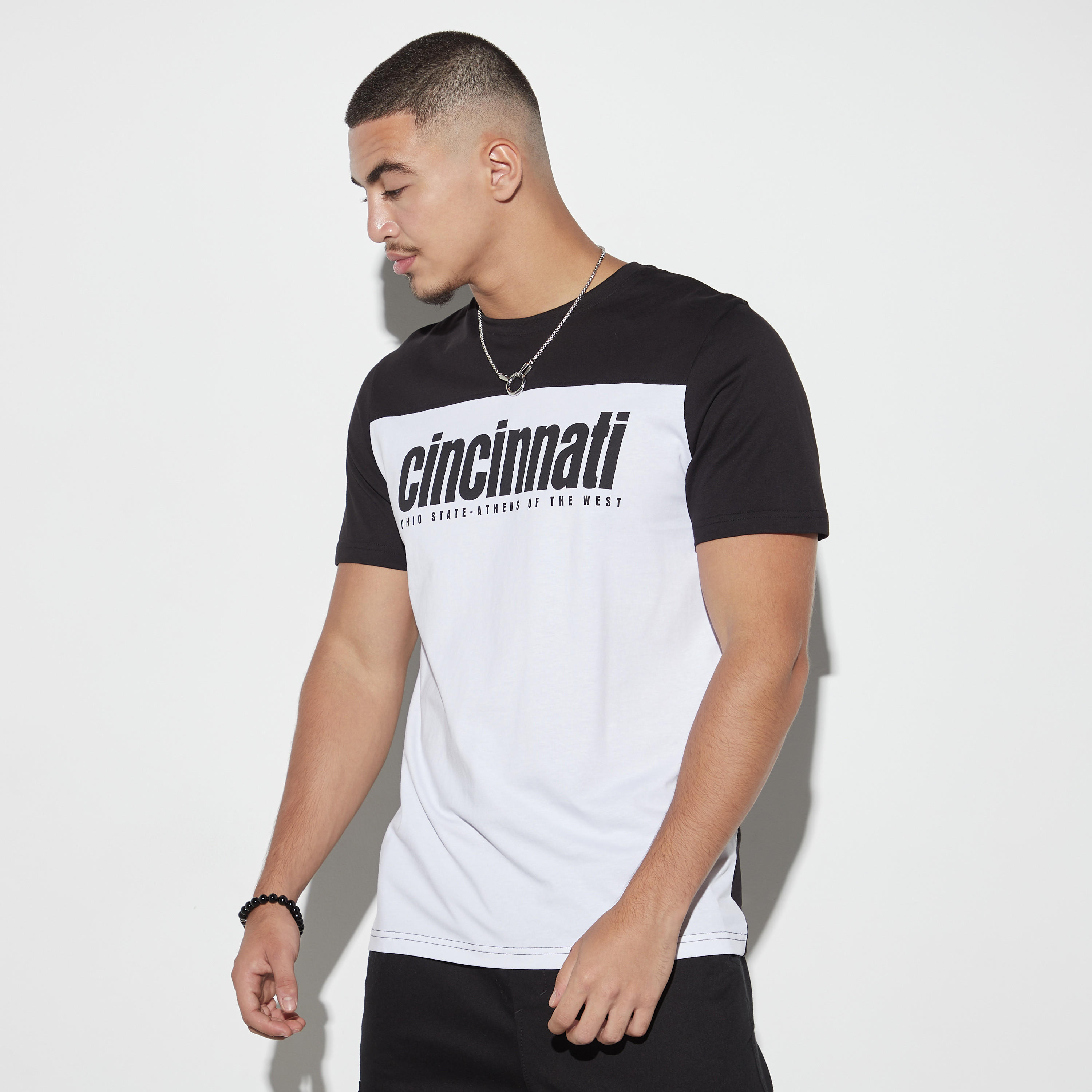 تيشيرت بياقة ضيقة وأكمام قصيرة وطبعات تايبوجرافيك-men-clothing-tshirtsandpolos-tshirts-image-1