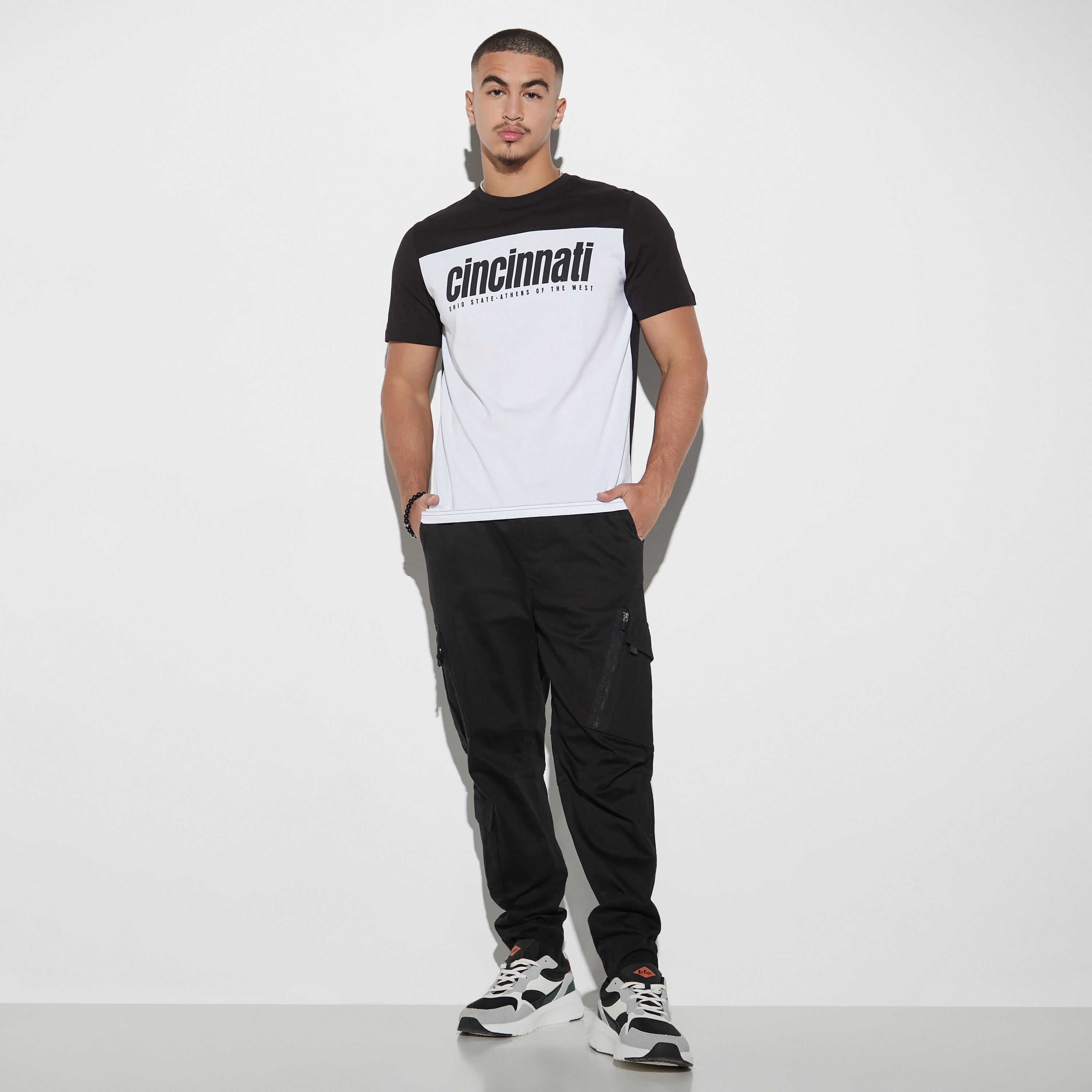 تيشيرت بياقة ضيقة وأكمام قصيرة وطبعات تايبوجرافيك-men-clothing-tshirtsandpolos-tshirts-image-2