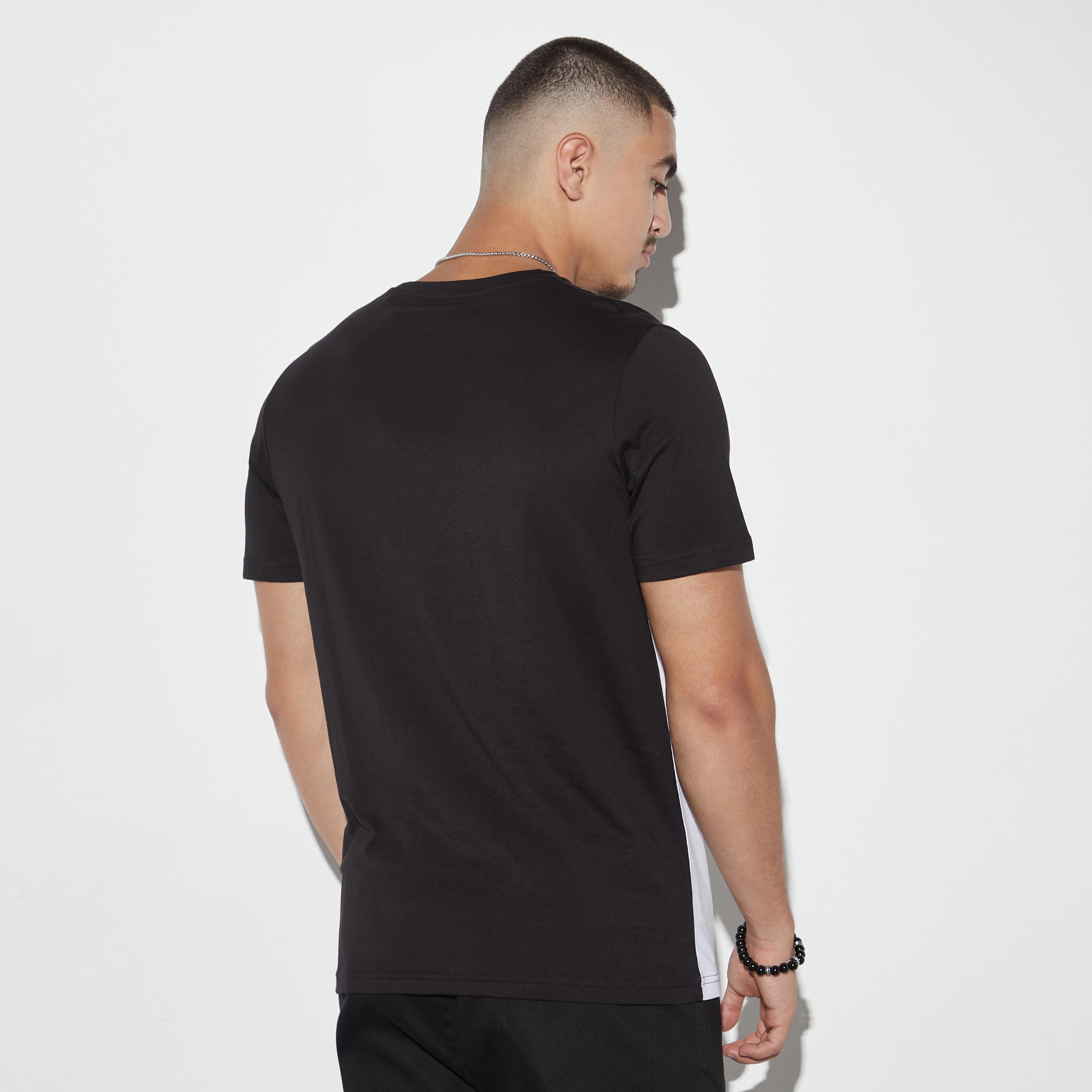 تيشيرت بياقة ضيقة وأكمام قصيرة وطبعات تايبوجرافيك-men-clothing-tshirtsandpolos-tshirts-image-3