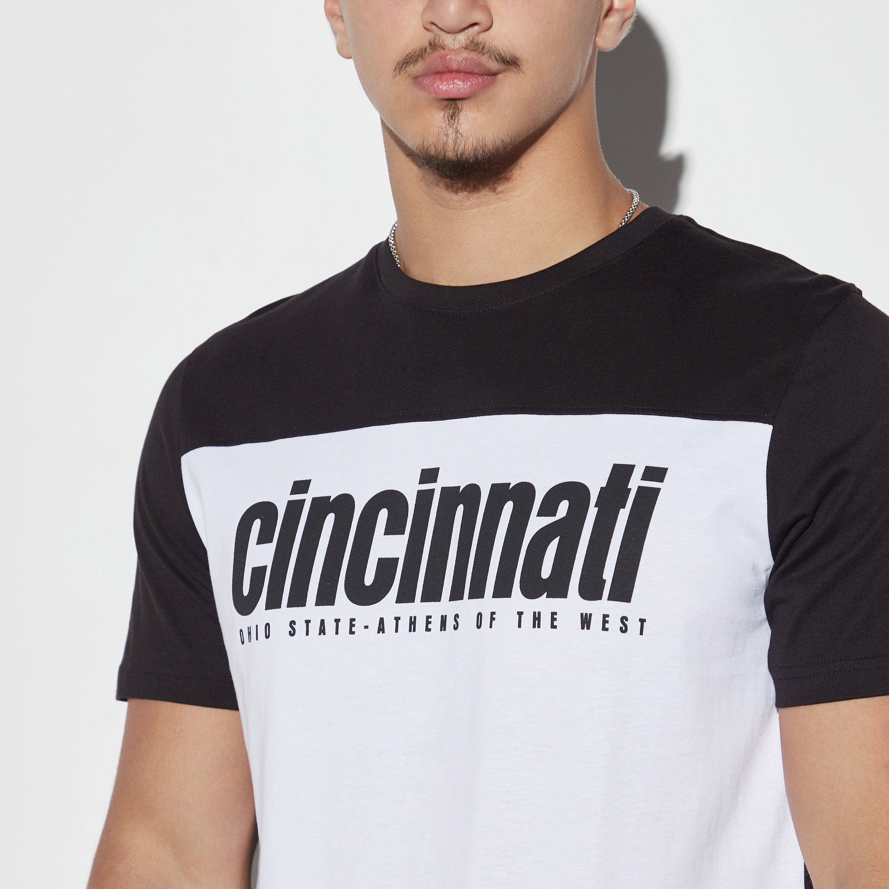 تيشيرت بياقة ضيقة وأكمام قصيرة وطبعات تايبوجرافيك-men-clothing-tshirtsandpolos-tshirts-image-4