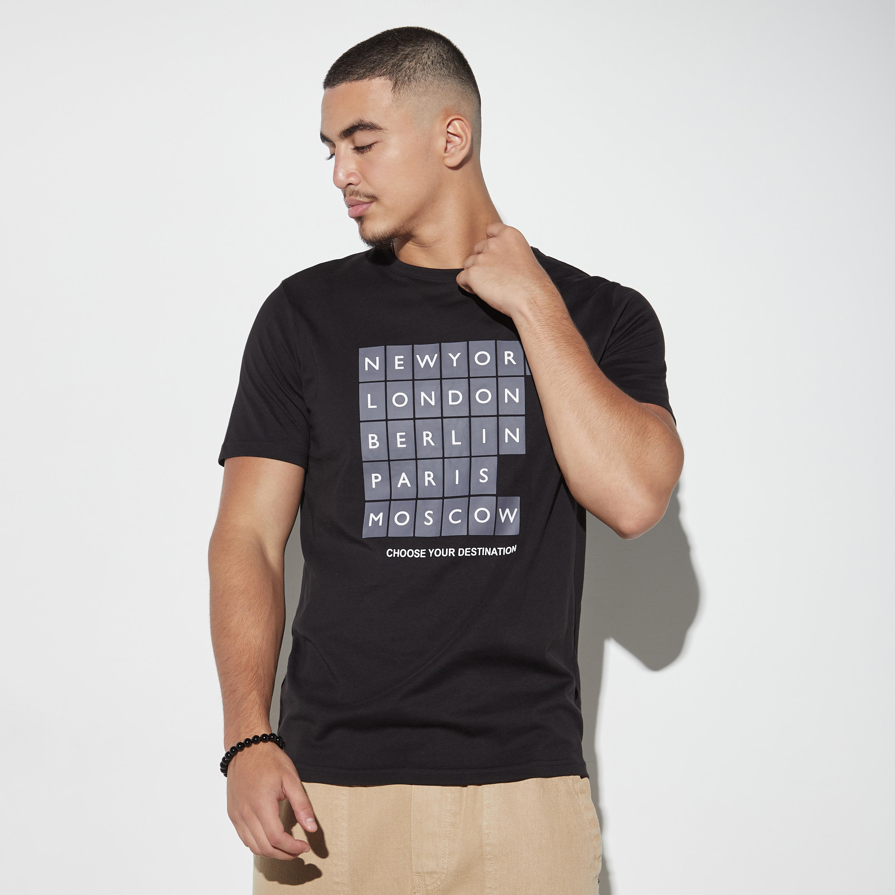 تيشيرت بياقة ضيقة وأكمام قصيرة وطبعات-men-clothing-tshirtsandpolos-tshirts-image-4