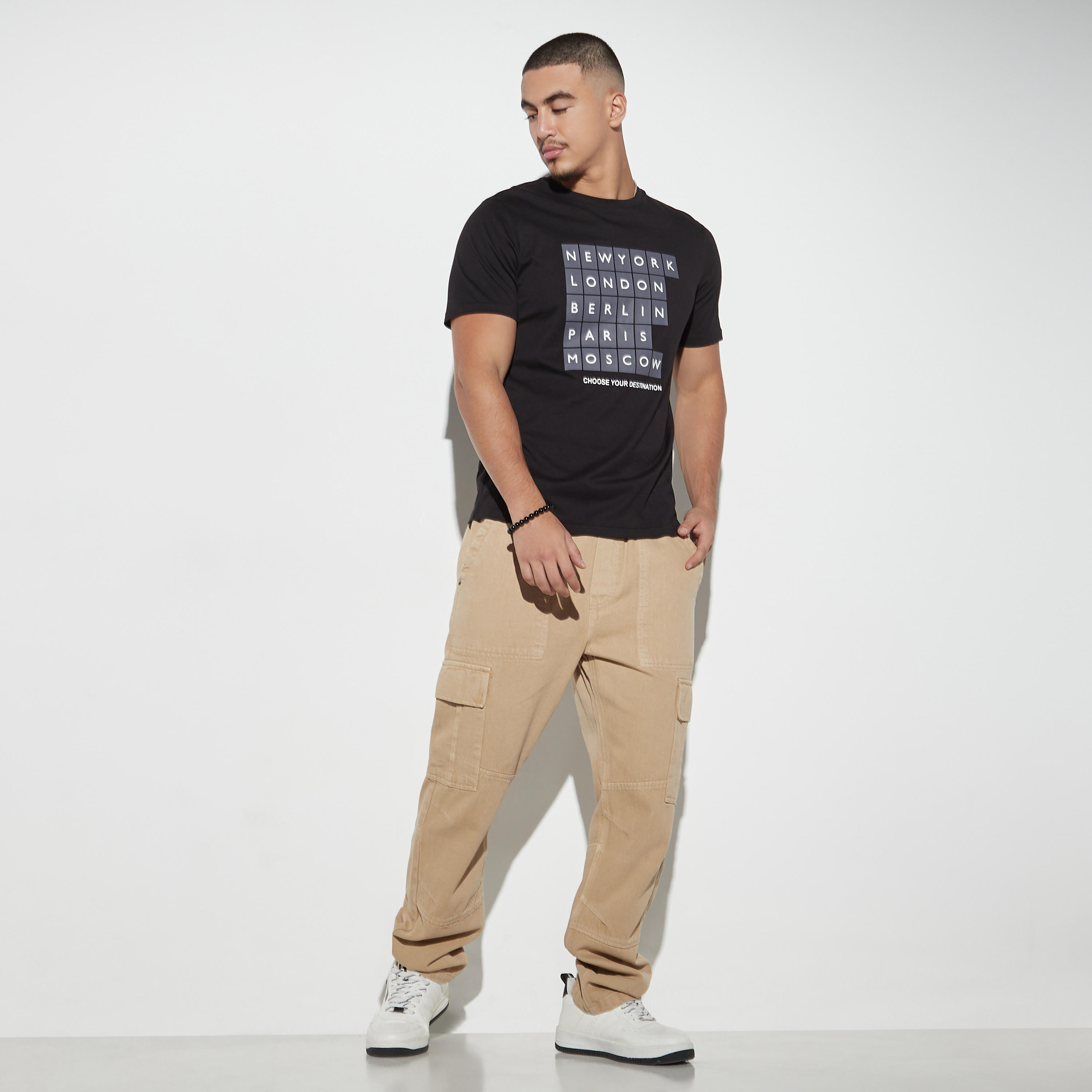 تيشيرت بياقة ضيقة وأكمام قصيرة وطبعات-men-clothing-tshirtsandpolos-tshirts-image-3