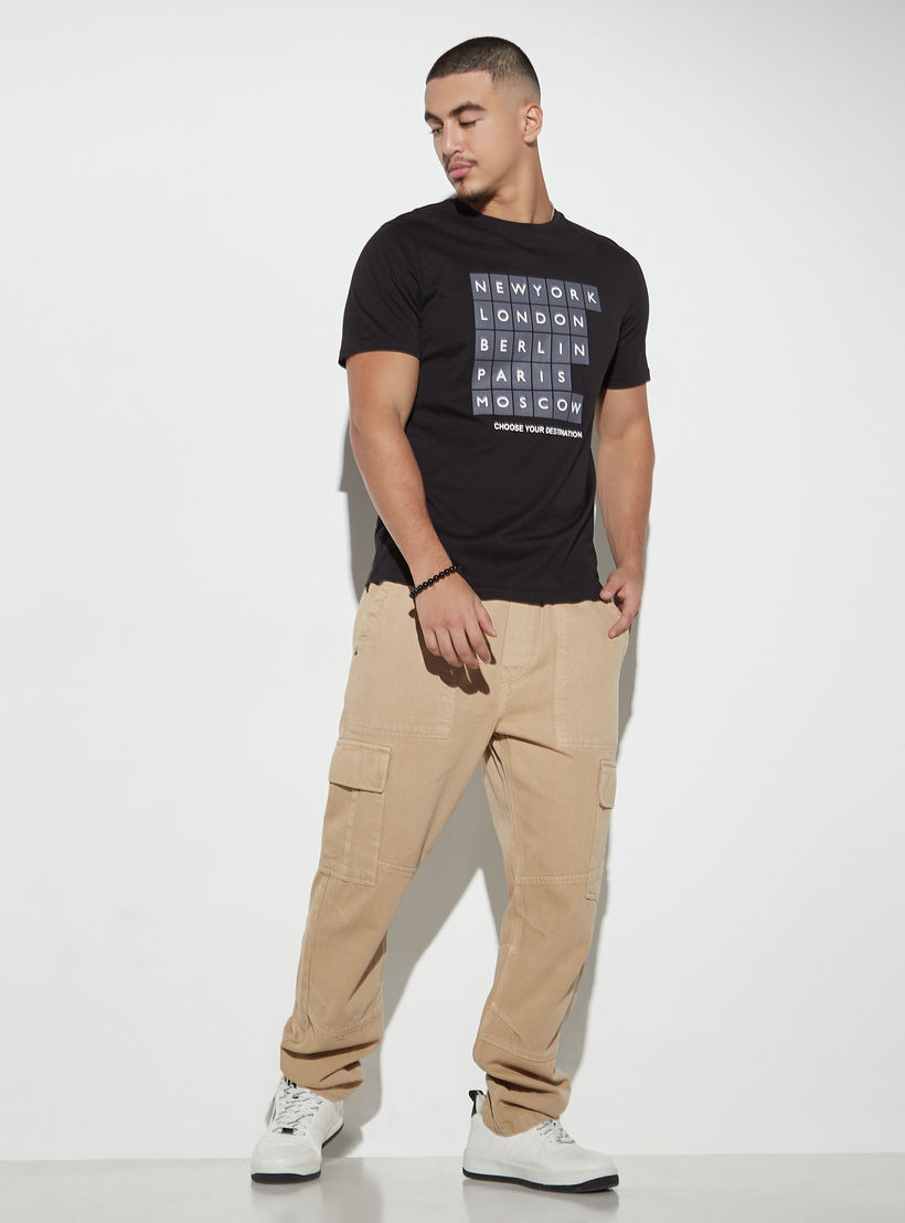 تيشيرت بياقة ضيقة وأكمام قصيرة وطبعات-men-clothing-tshirtsandpolos-tshirts-image-3