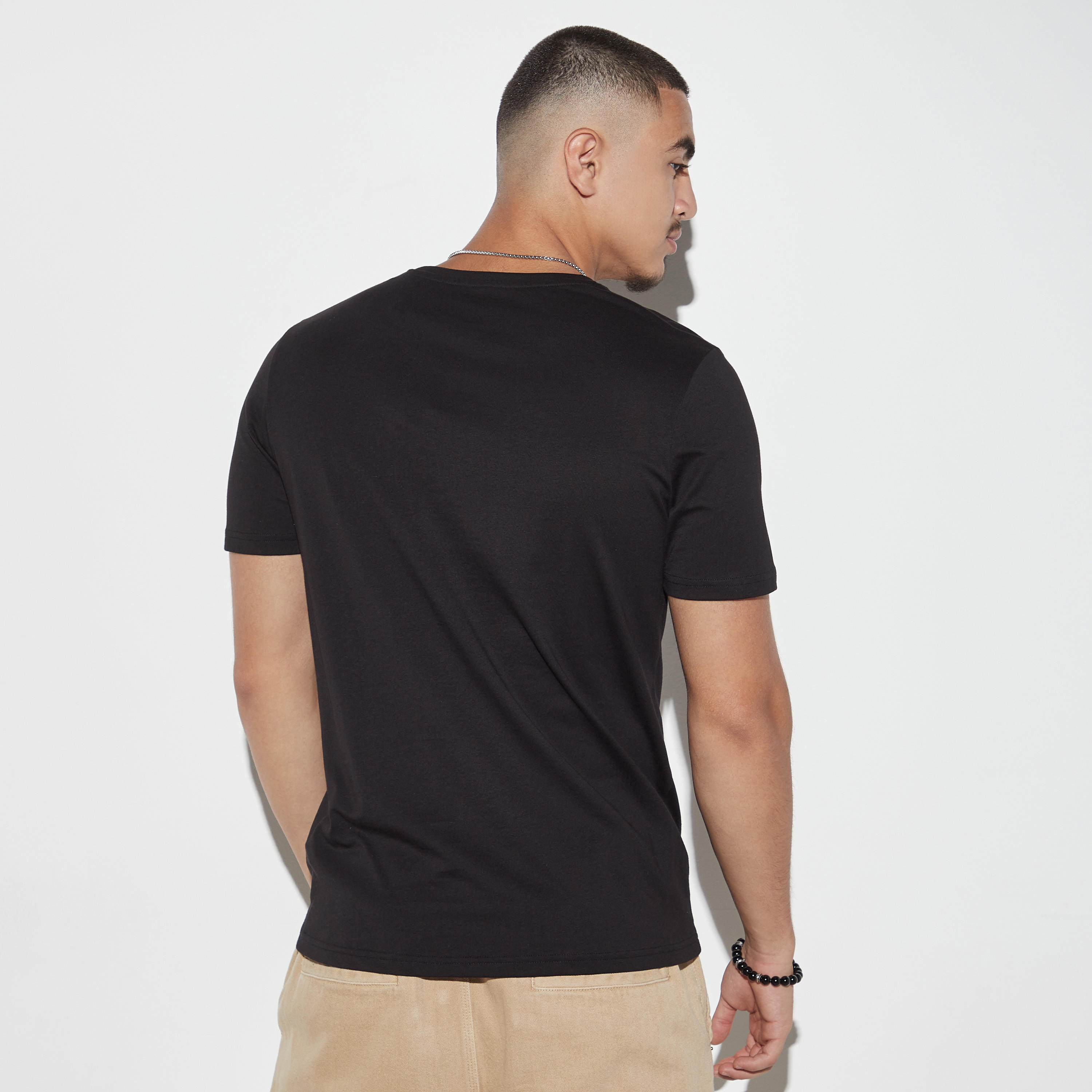 تيشيرت بياقة ضيقة وأكمام قصيرة وطبعات-men-clothing-tshirtsandpolos-tshirts-image-2