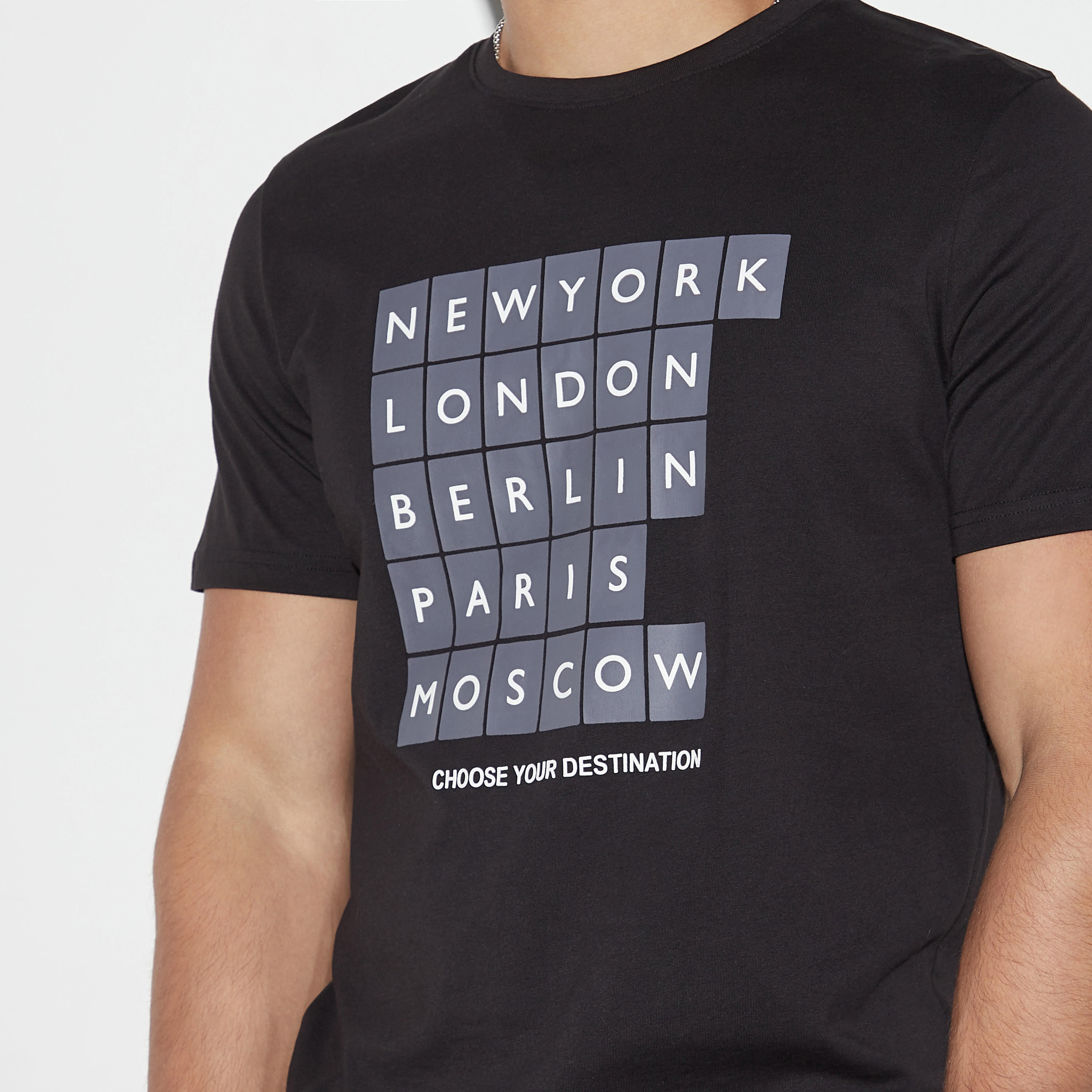تيشيرت بياقة ضيقة وأكمام قصيرة وطبعات-men-clothing-tshirtsandpolos-tshirts-image-1
