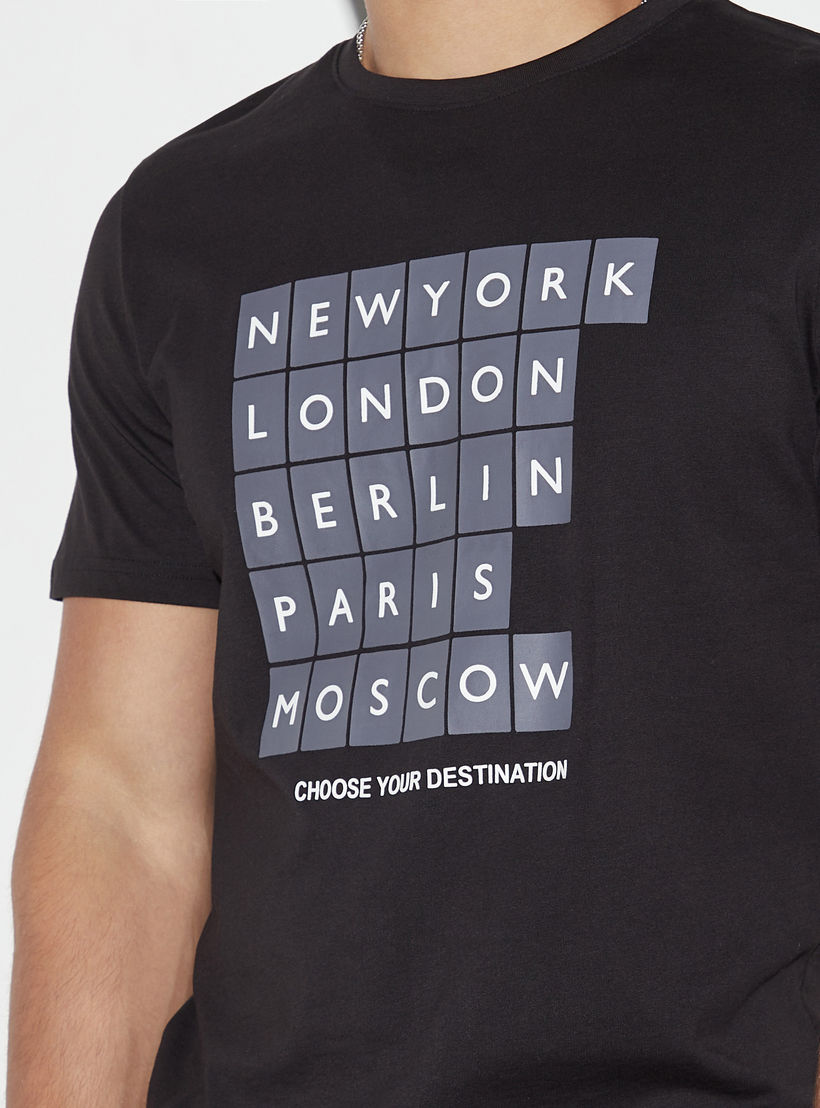 تيشيرت بياقة ضيقة وأكمام قصيرة وطبعات-men-clothing-tshirtsandpolos-tshirts-image-1