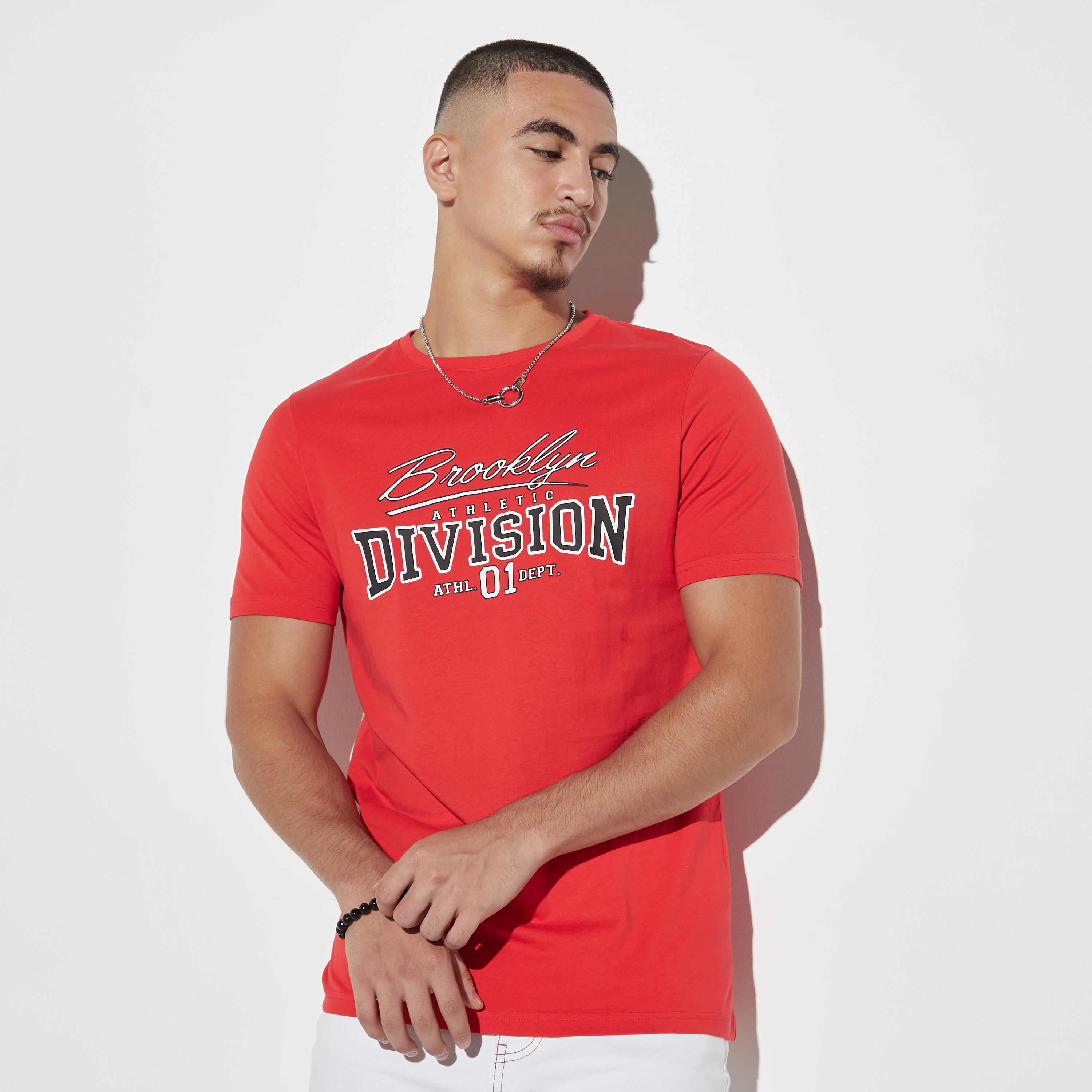 تيشيرت بياقة ضيّقة وأكمام قصيرة وطبعات-men-clothing-tshirtsandpolos-tshirts-image-1